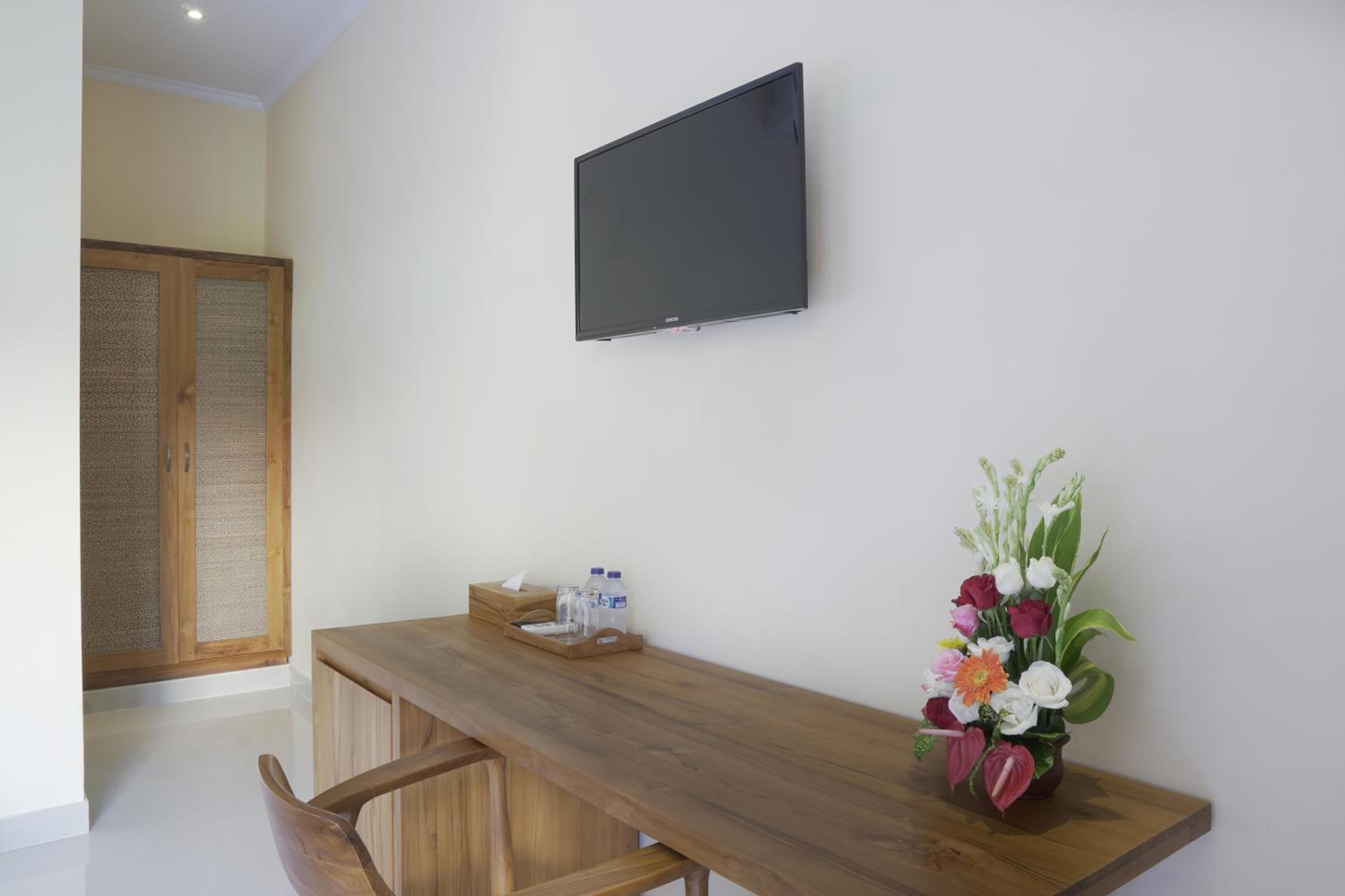 Deluxe Double Room with Balcony - Photo 13