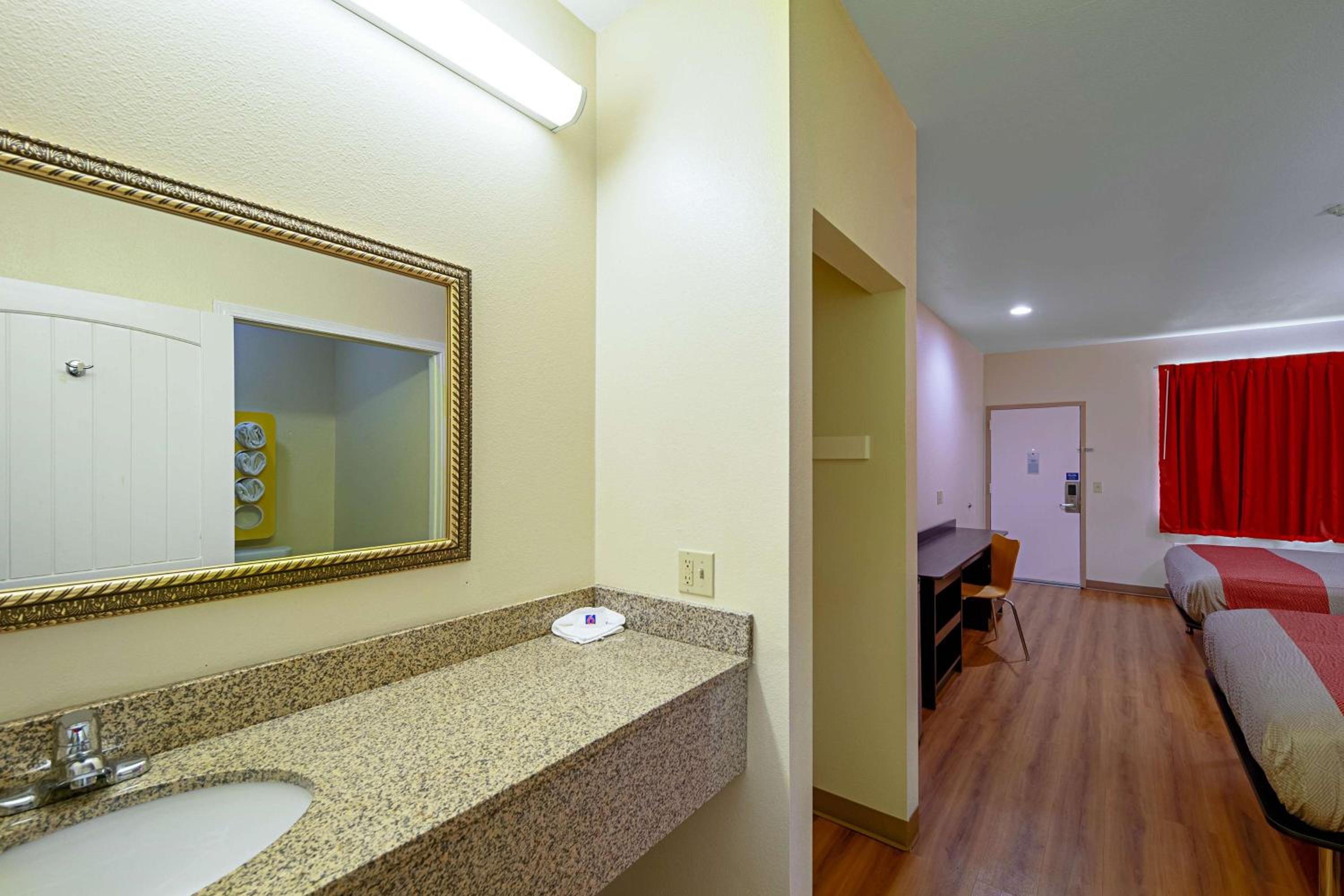 Queen Room with Two Queen Beds - Smoking