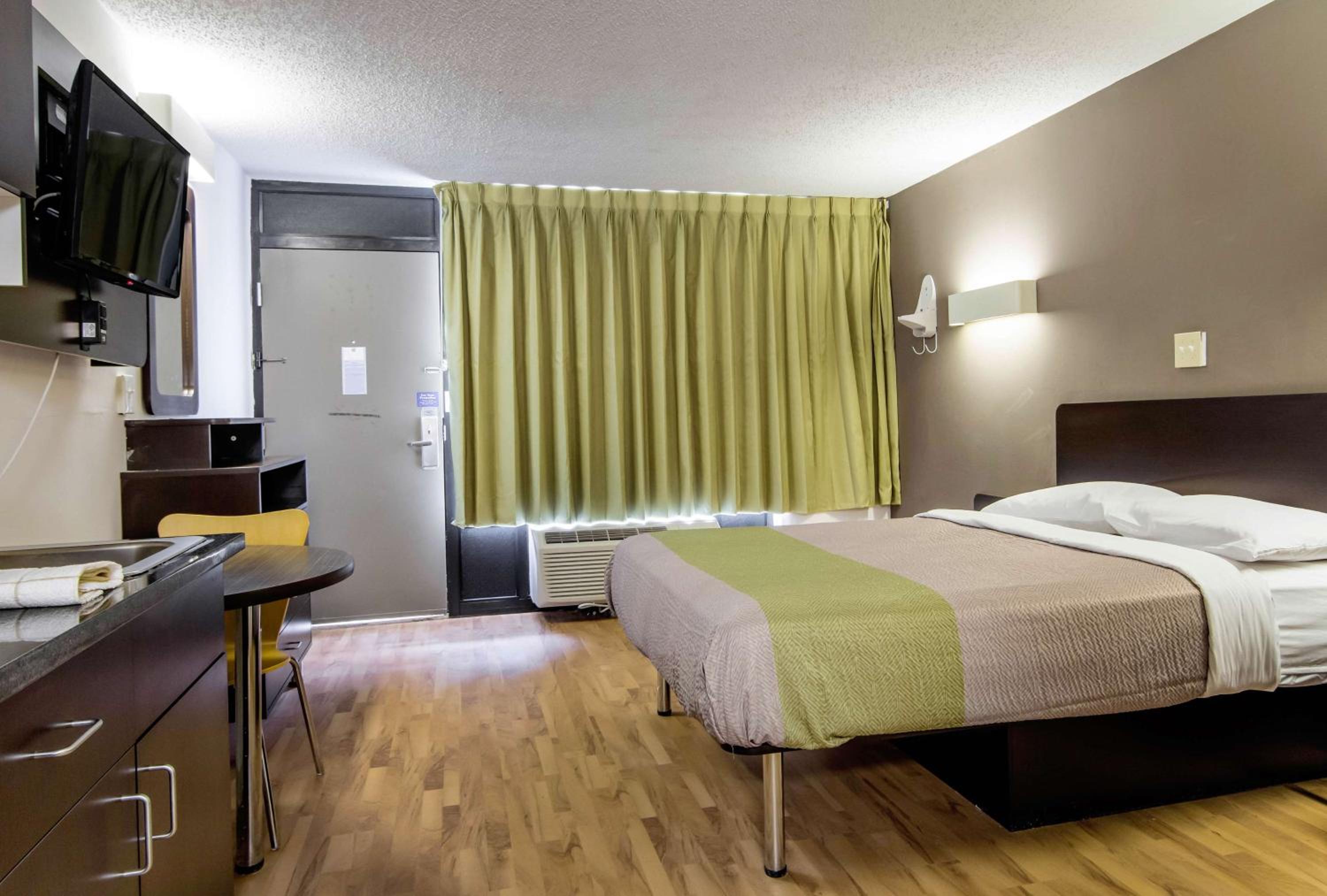 Deluxe Queen Room - Non-Smoking photo 2