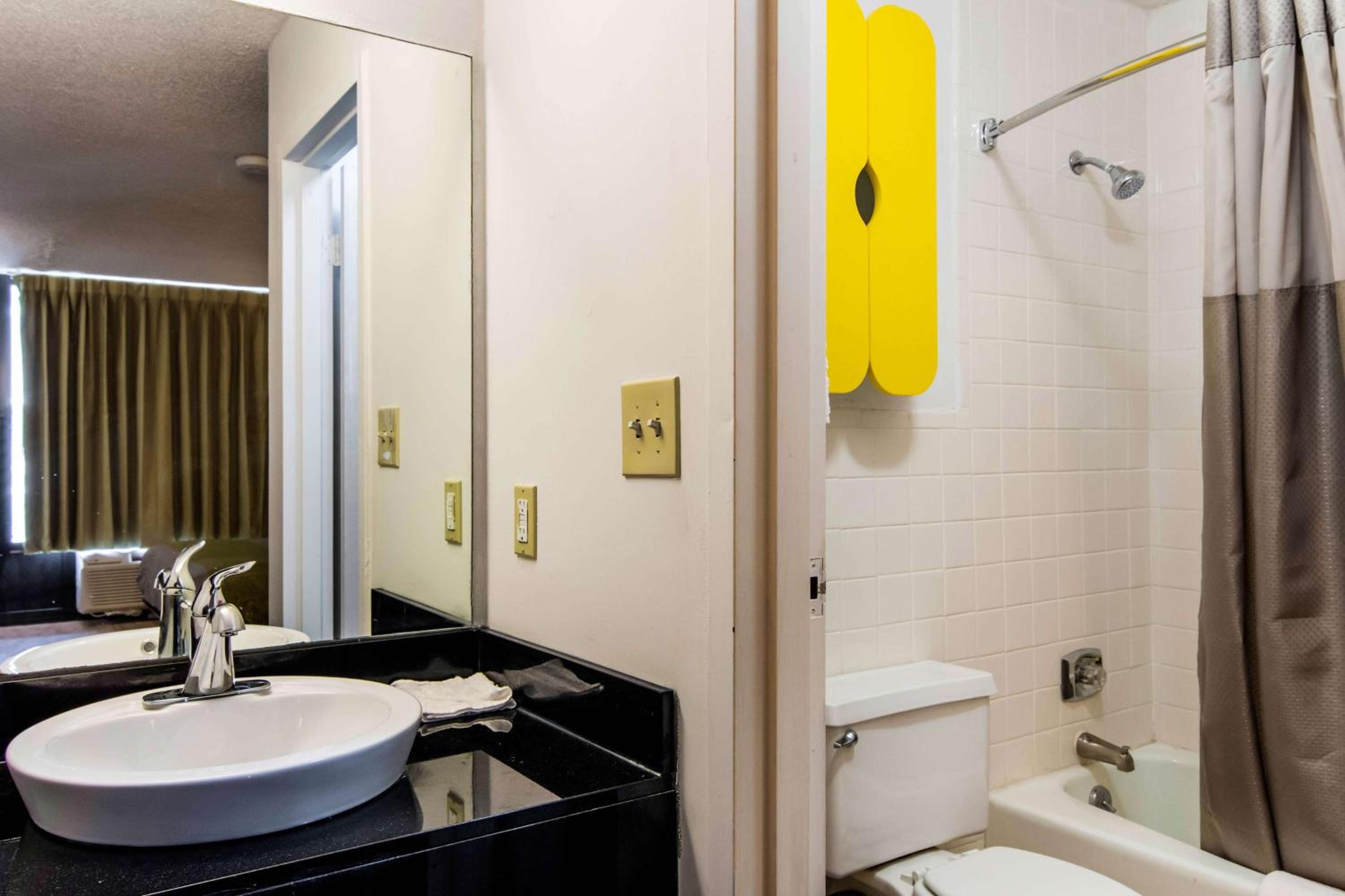 Deluxe Queen Room - Non-Smoking photo 3