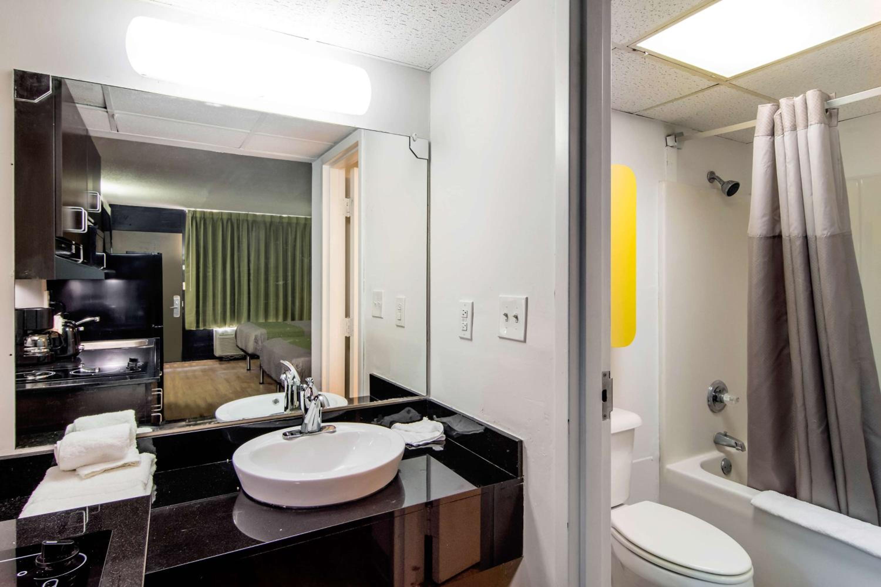 Deluxe Quadruple Room - Non-Smoking photo 2