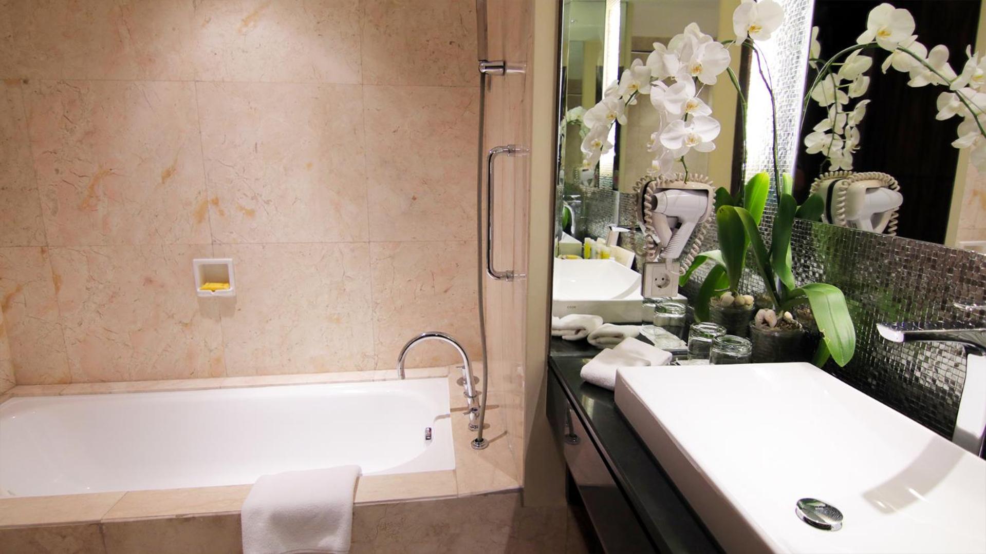 Deluxe Double Room - Photo 8