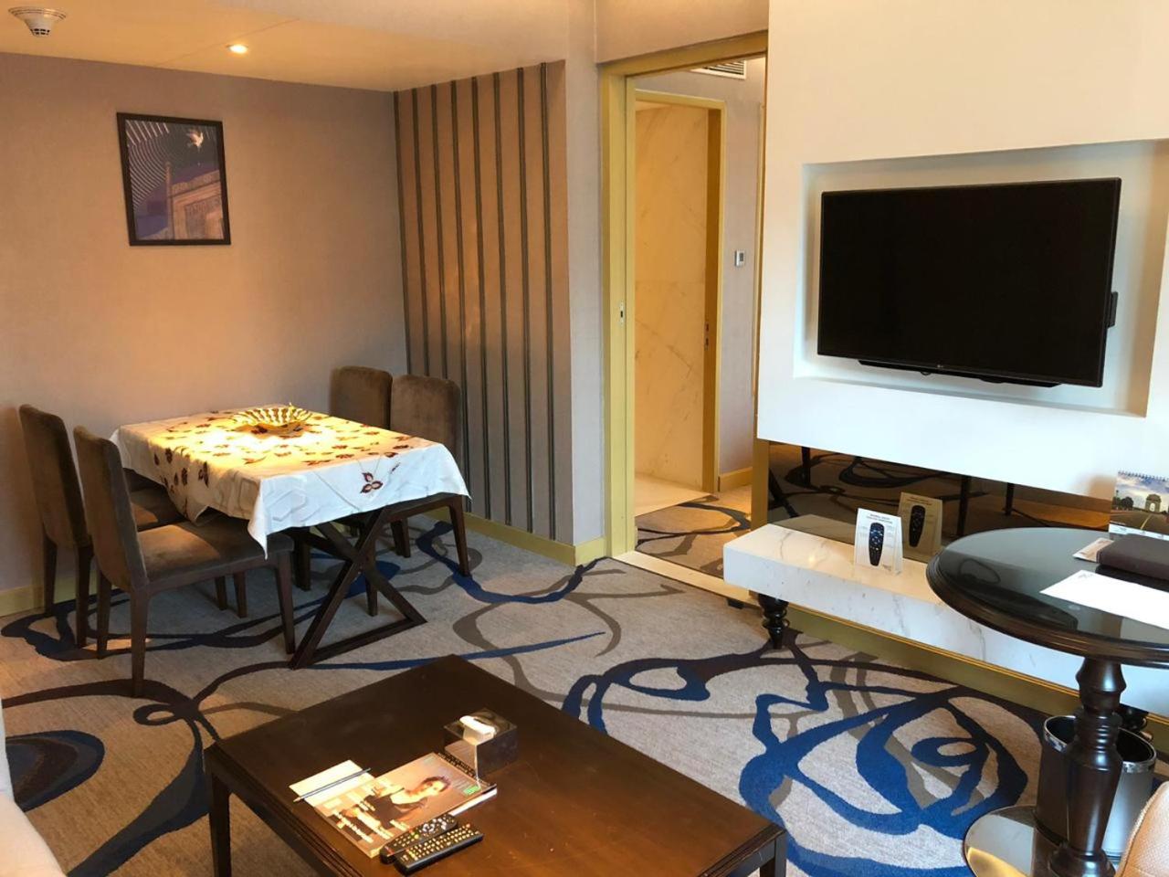 Premium Luxury Suite - 15% off on One-way Airport Transfers, Spa, Food & Beverage & Laundry