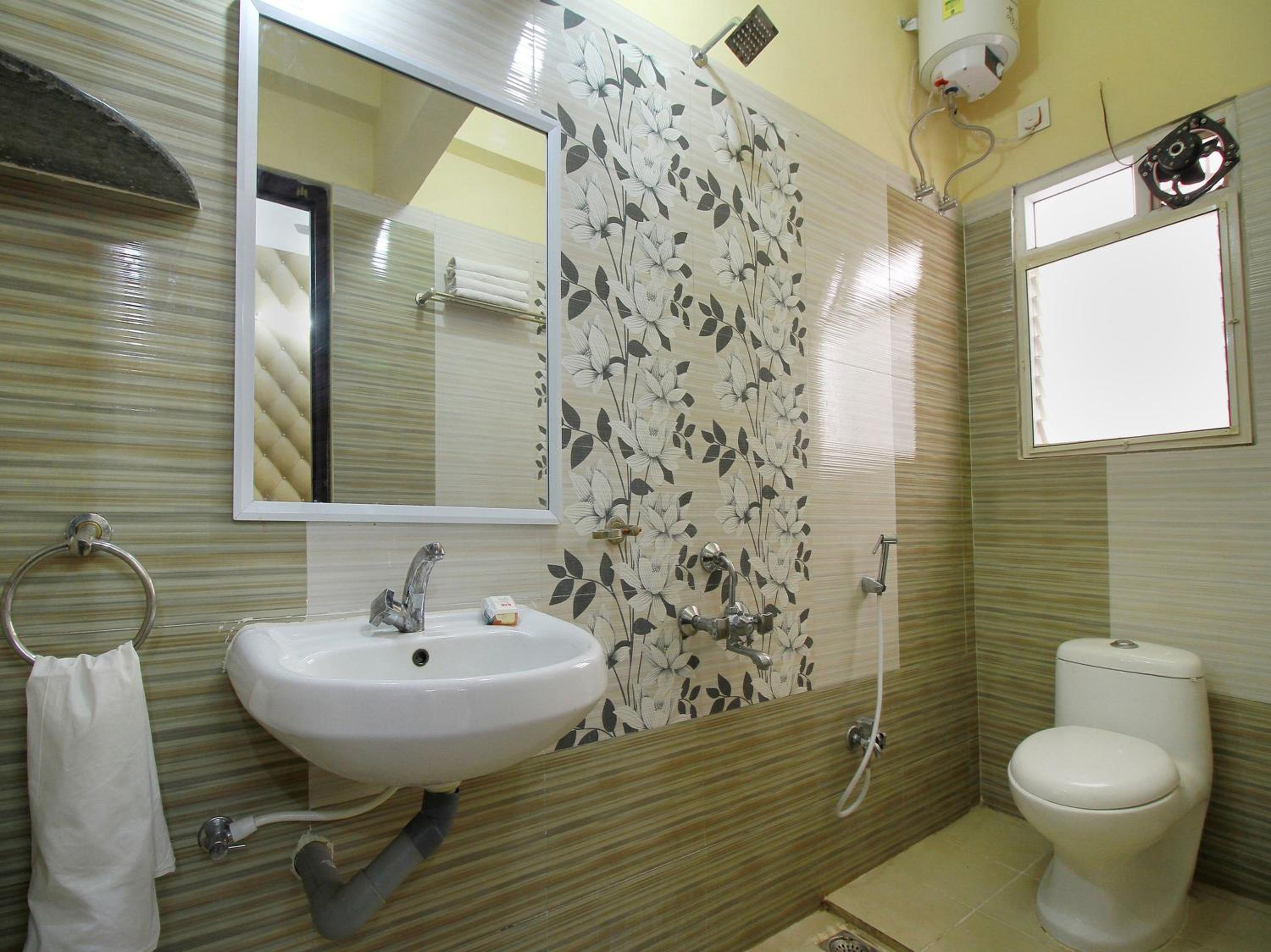 Deluxe King Room - Photo 5