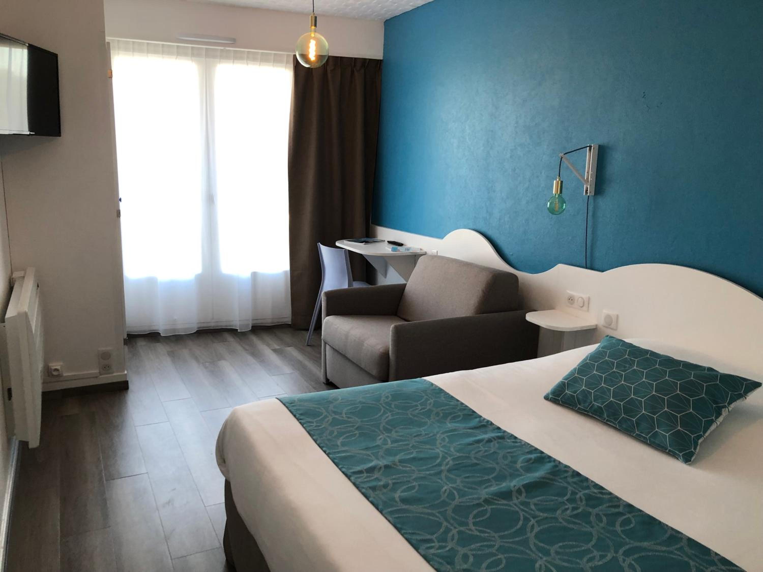 Superior Room with Balcony - Photo 5