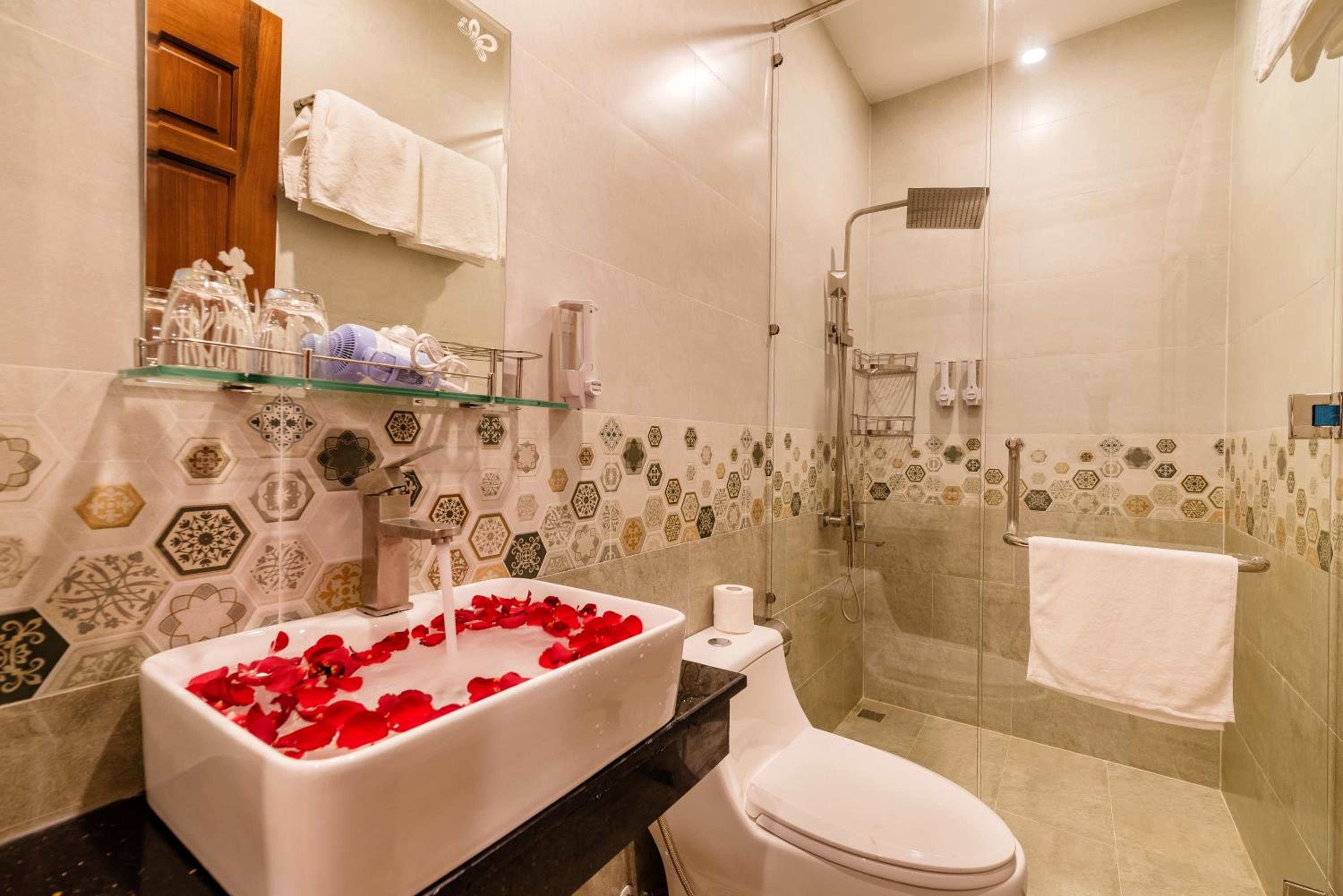 Deluxe Queen Room with Balcony - Photo 7
