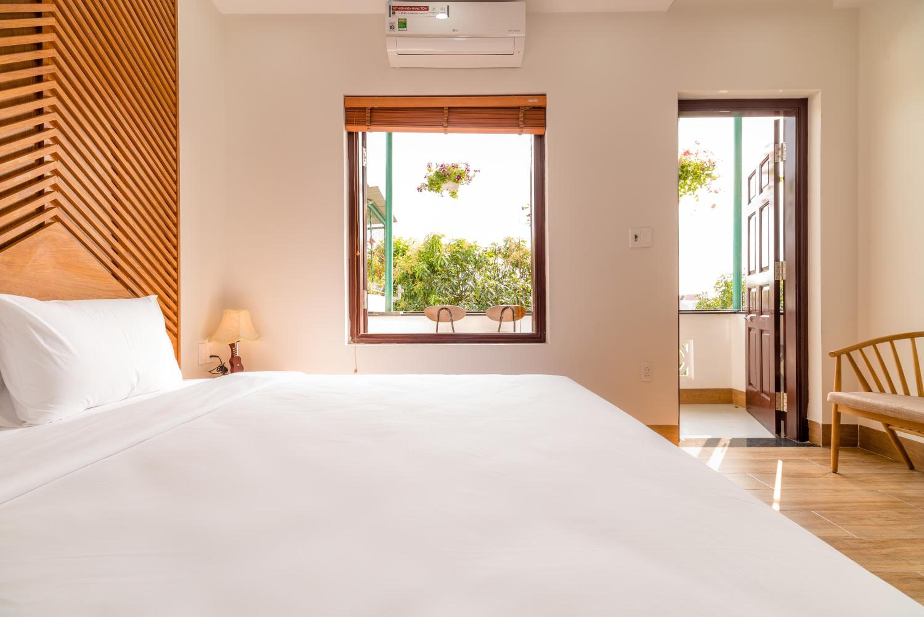 Deluxe Queen Room with Balcony - Photo 3
