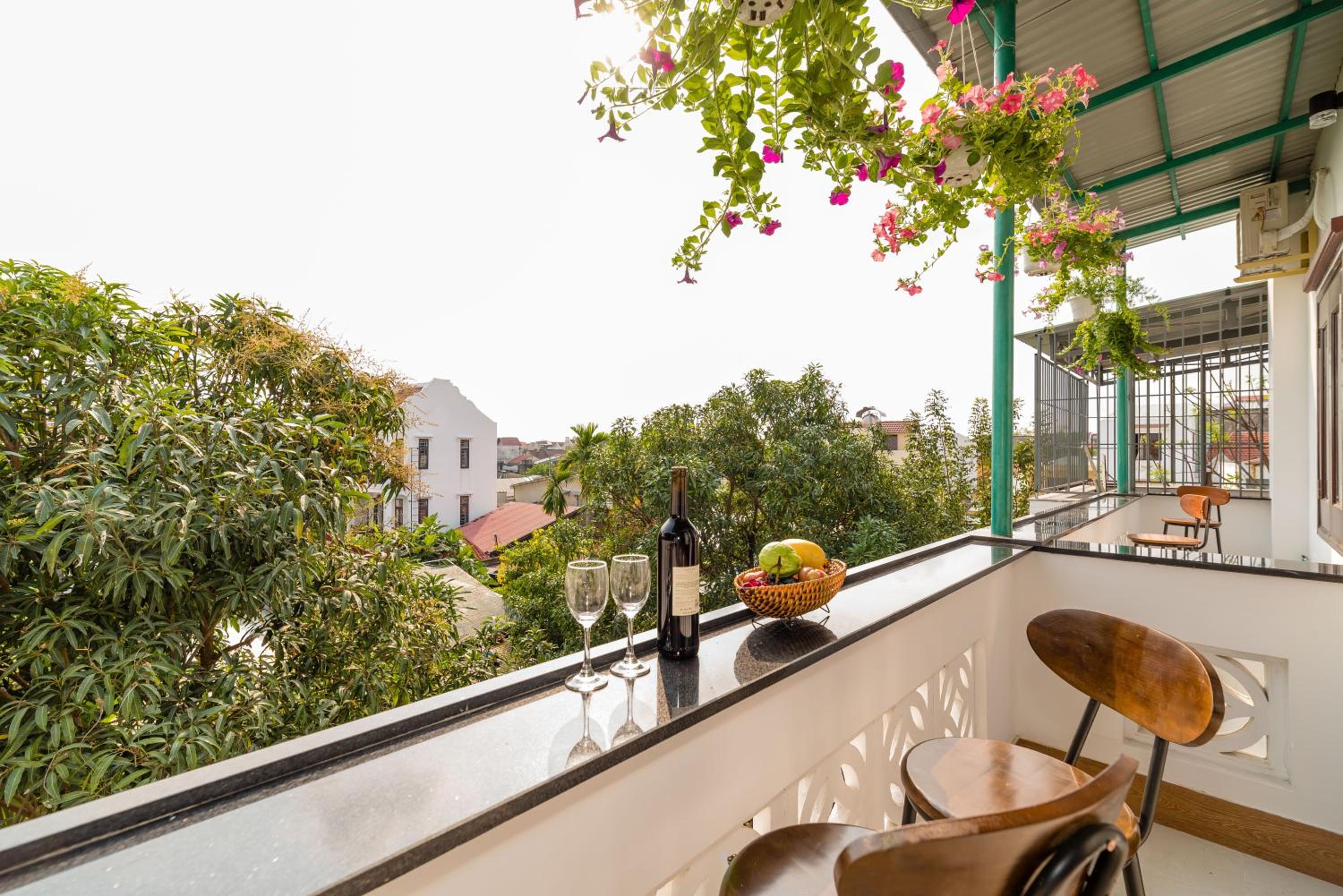 Deluxe Queen Room with Balcony - Photo 8
