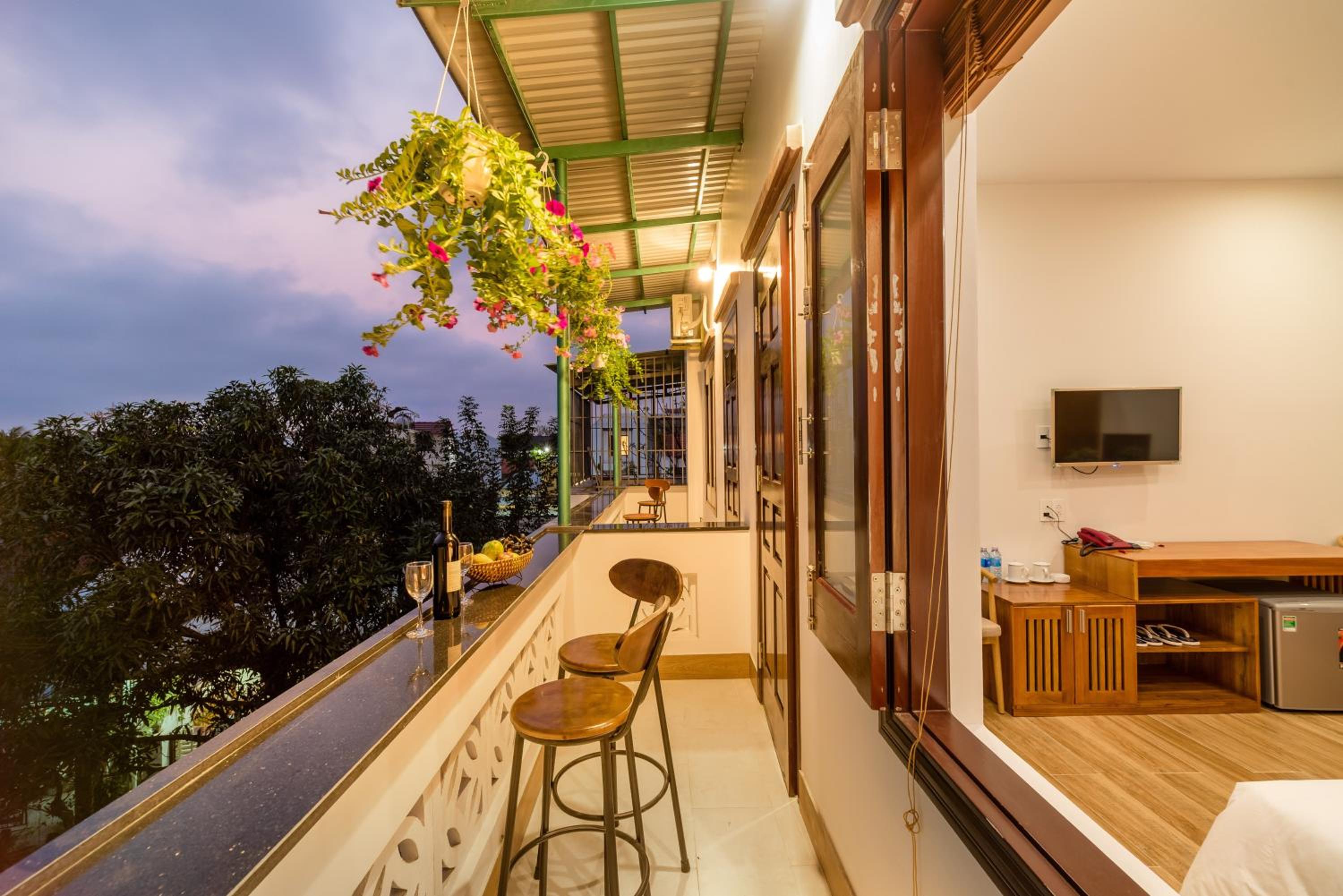 Deluxe Queen Room with Balcony - Photo 6