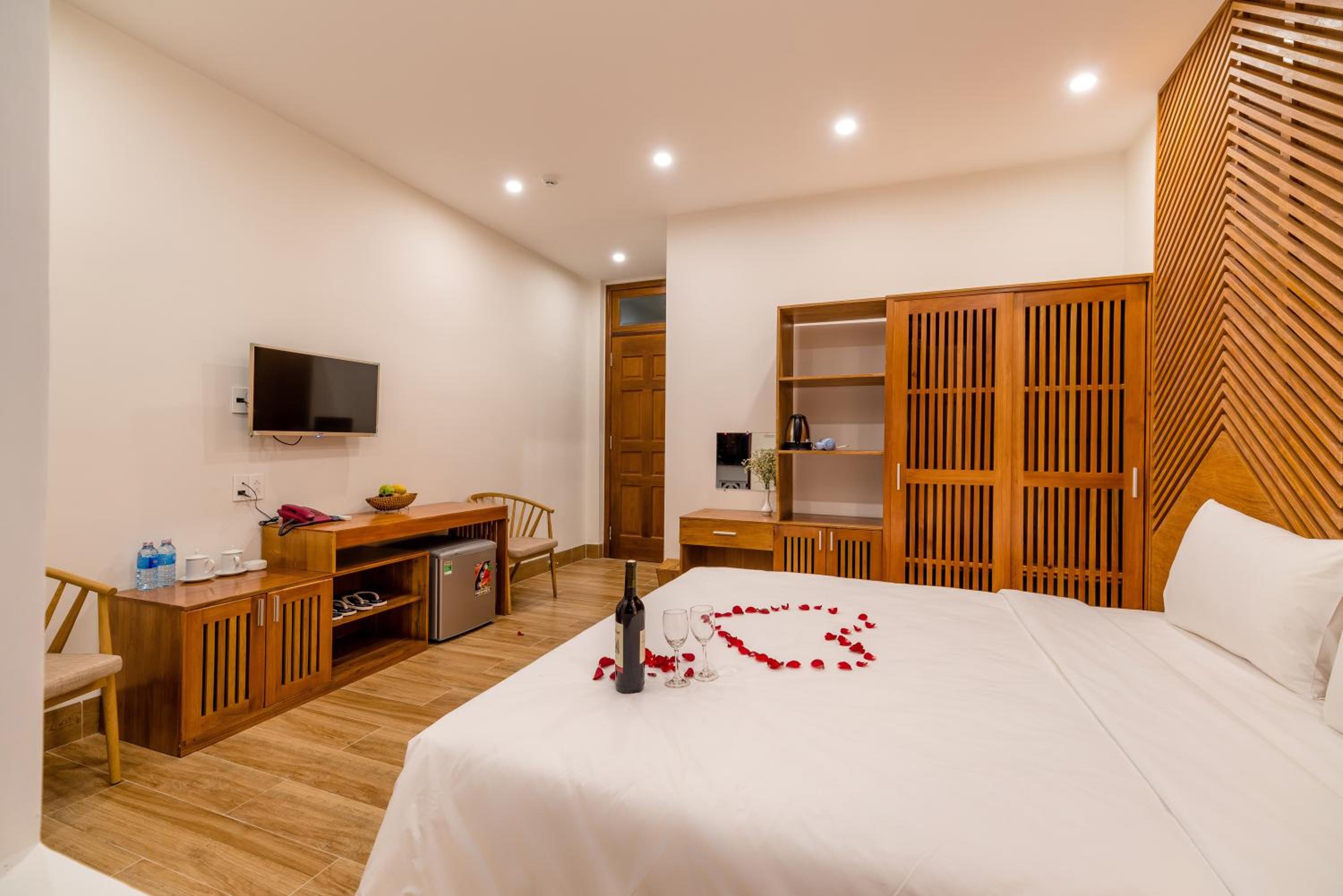 Deluxe Queen Room with Balcony - Photo 4