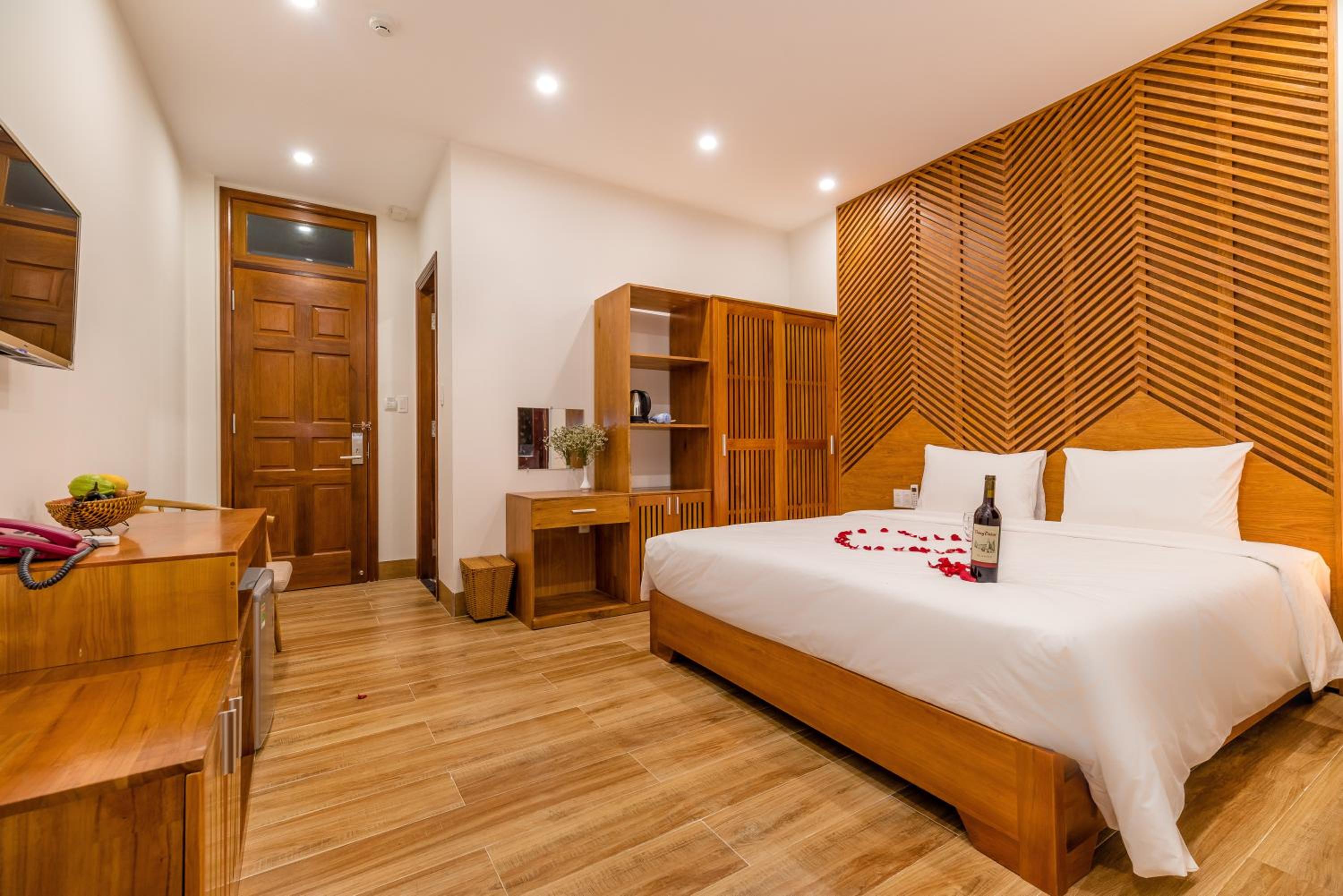 Deluxe Queen Room with Balcony - Photo 5