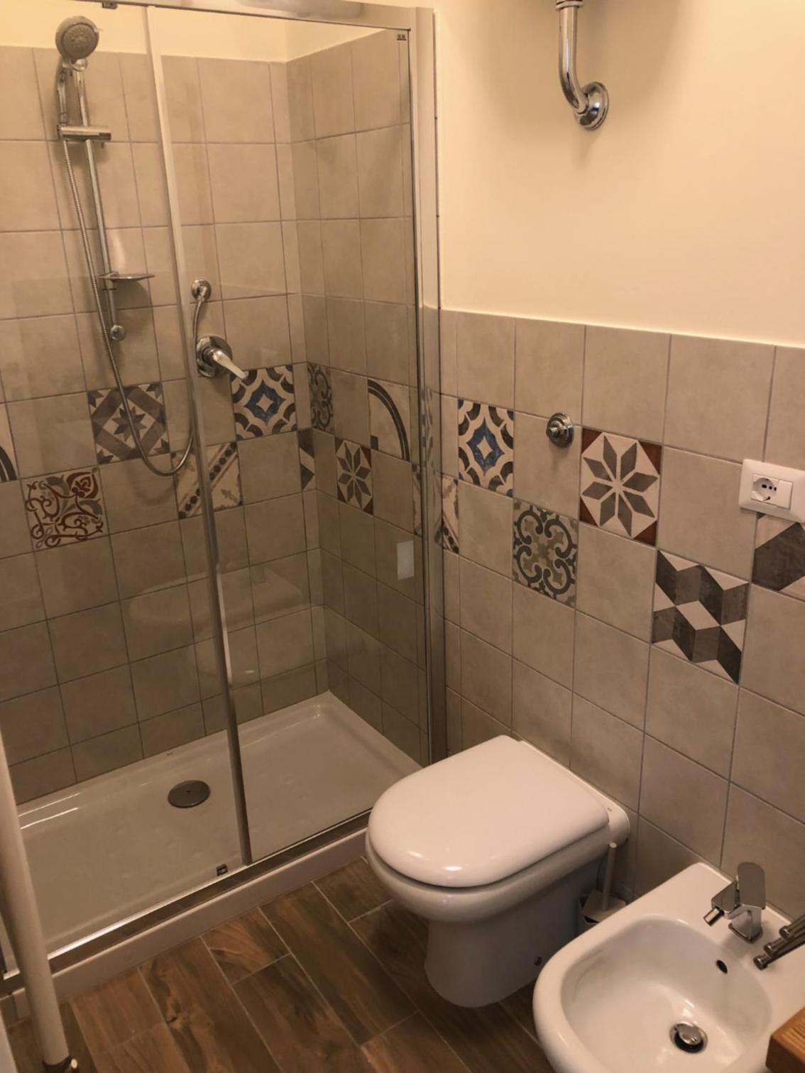 Double or Twin Room with Private Bathroom - Photo 2