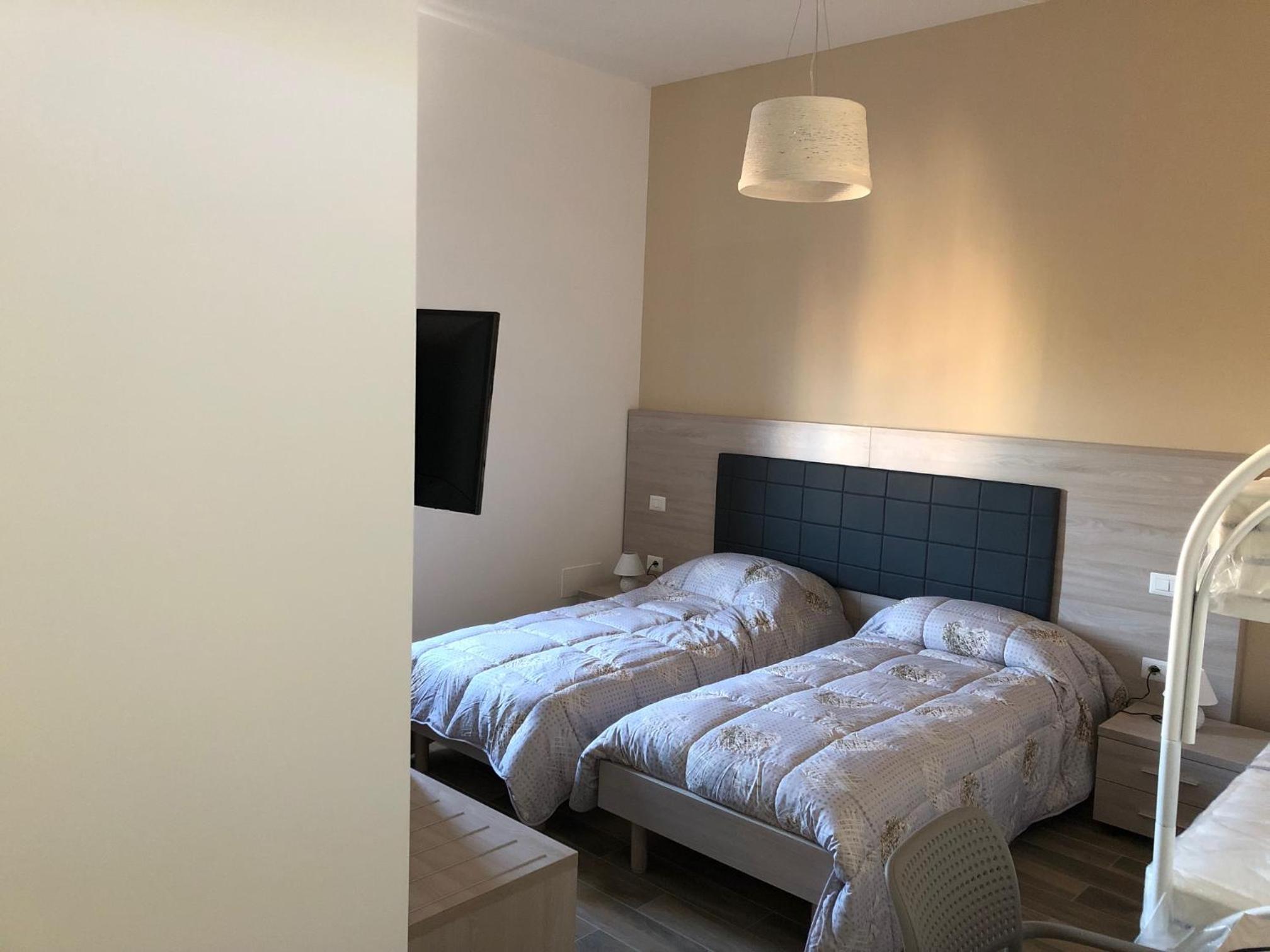 Quadruple Room with Private Bathroom - Photo 3