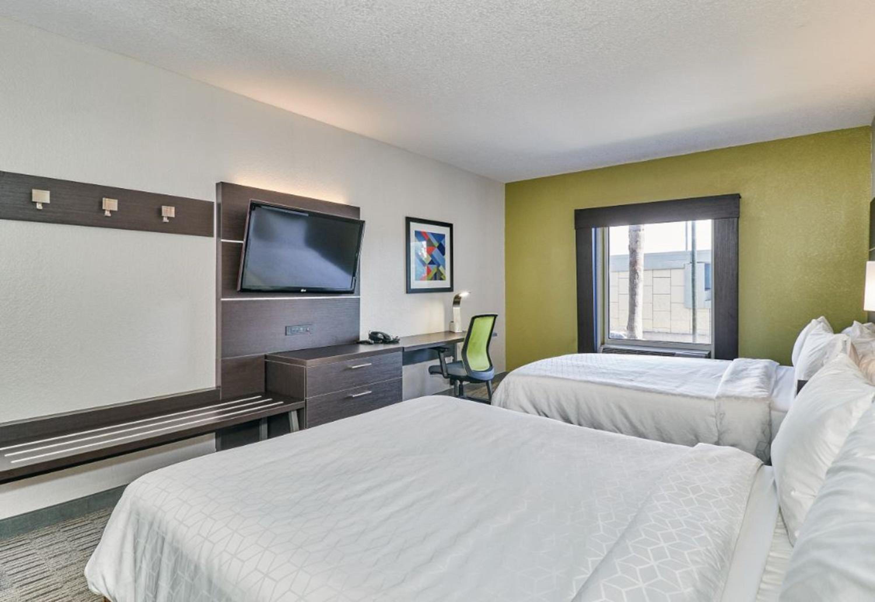 Standard Room with Two Queen Beds photo 1