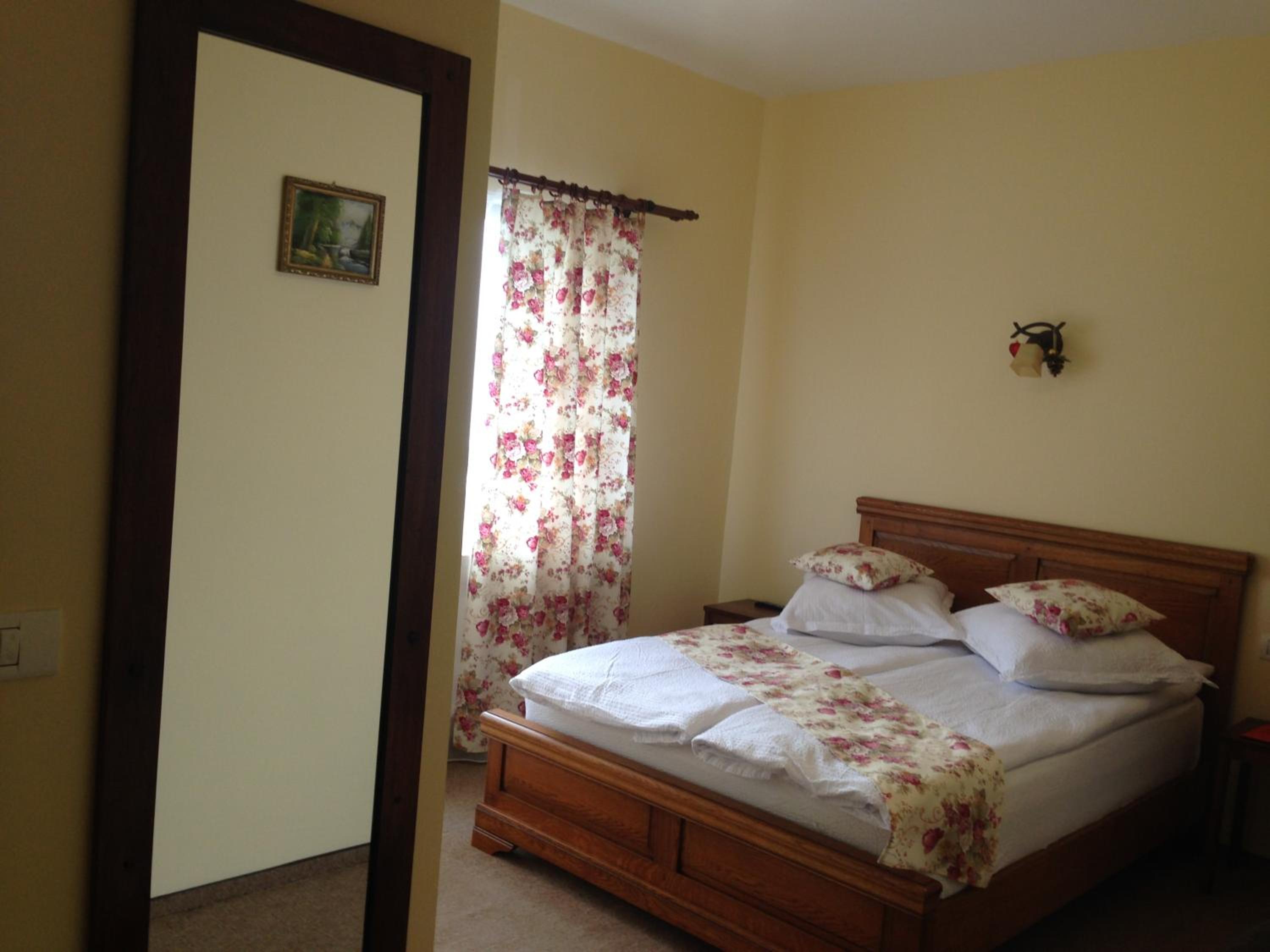 Double Room with Balcony - Photo 8