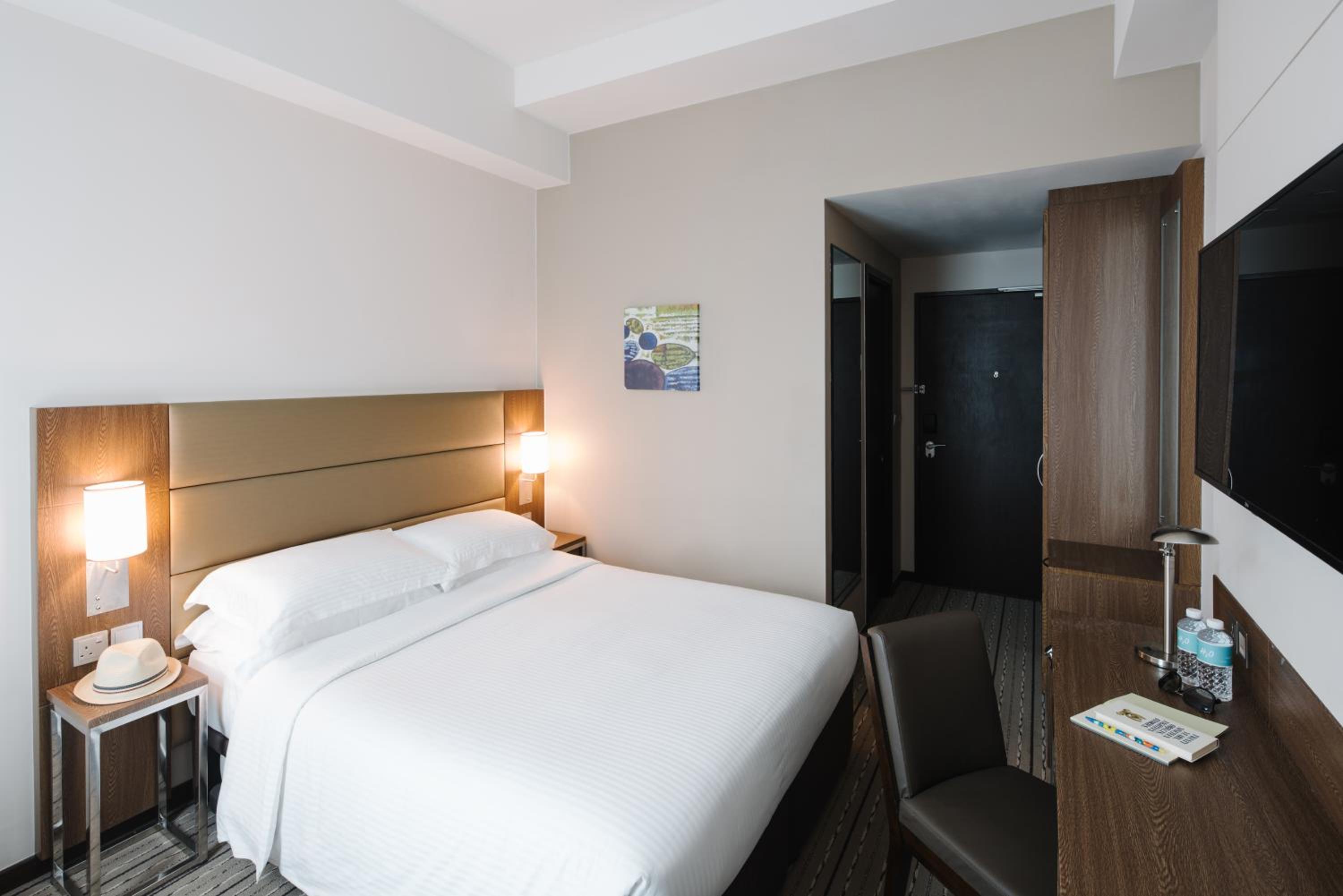 Superior Room with 1 Queen Bed photo 3
