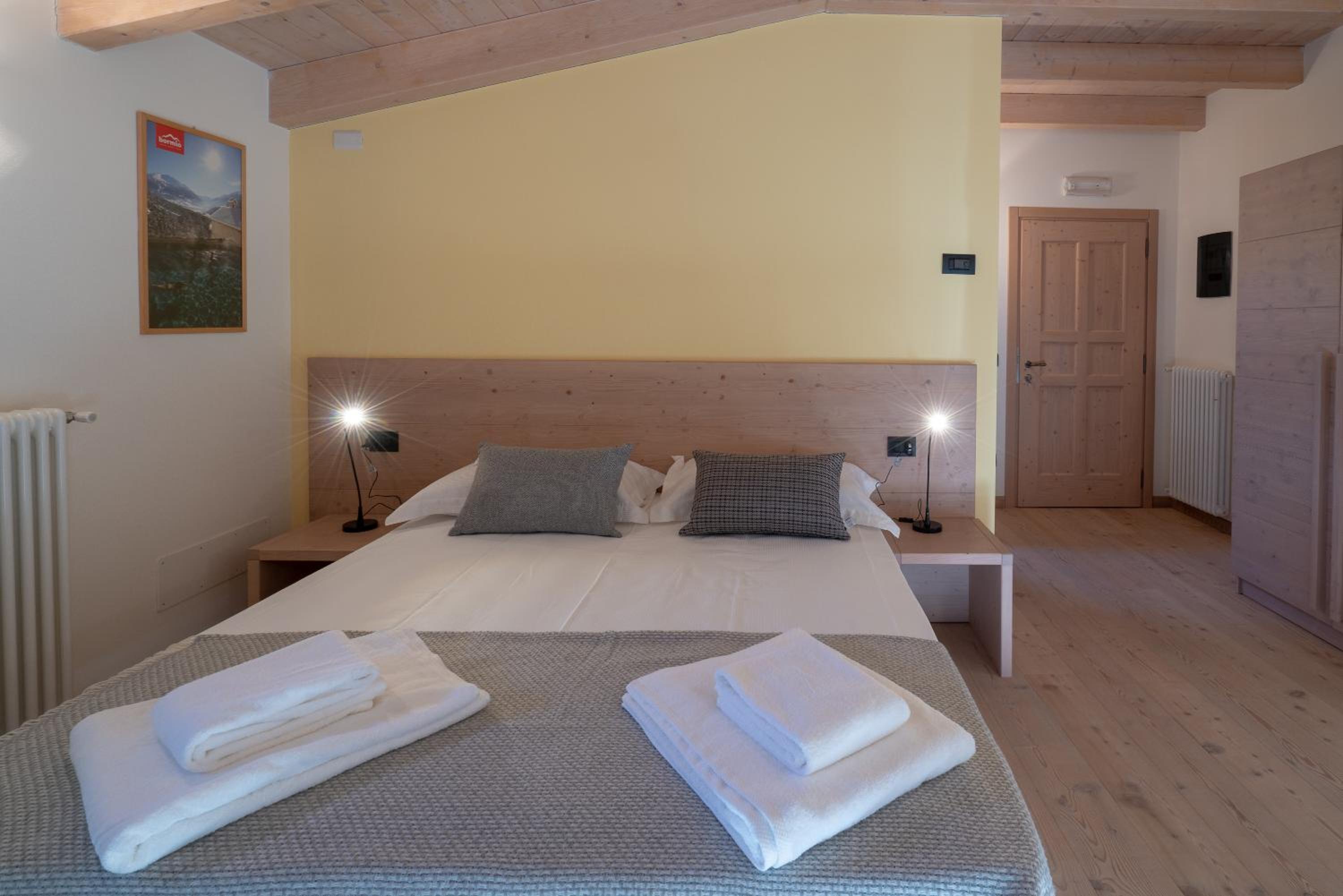 Large Double Room - Photo 5