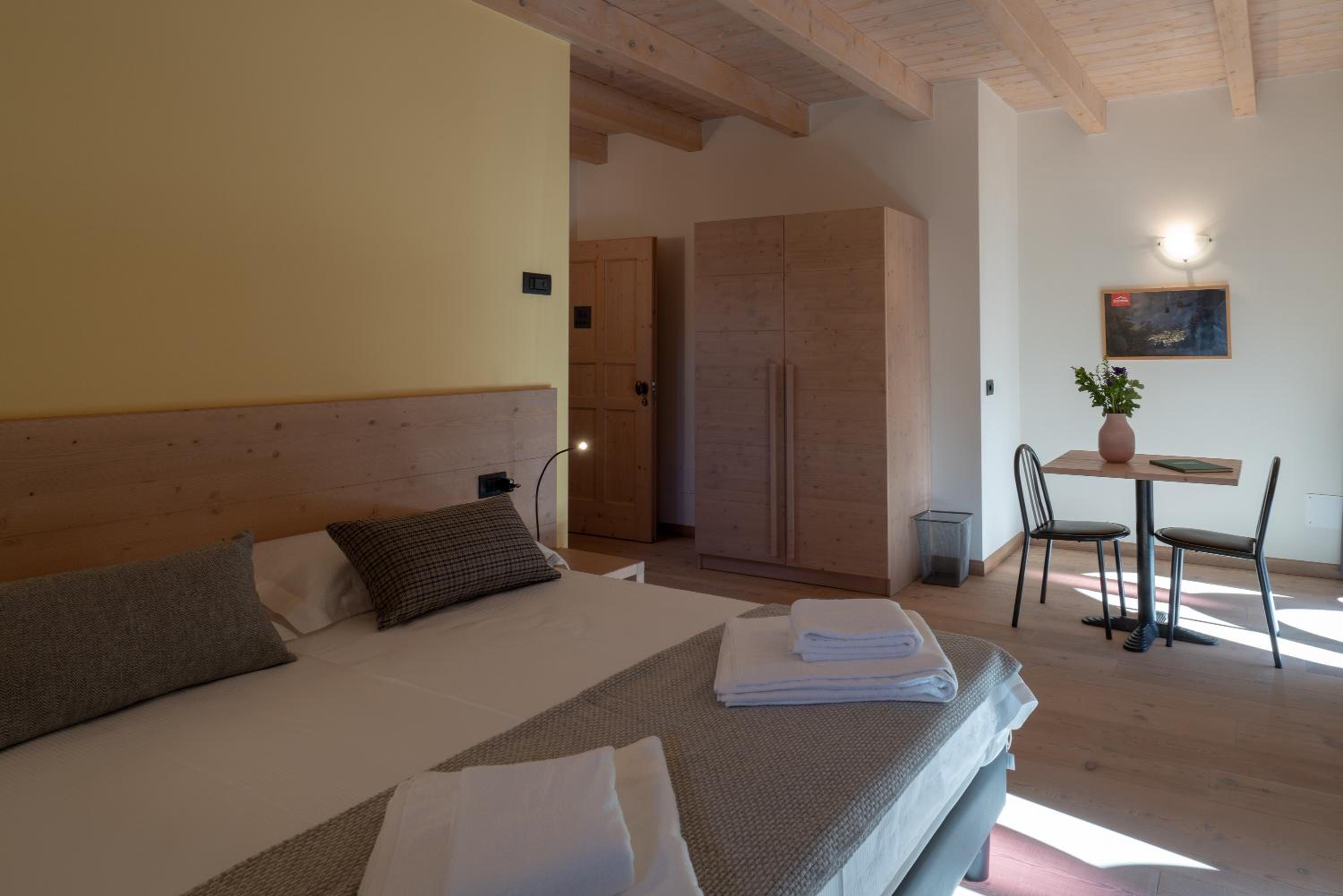 Large Double Room - Photo 2