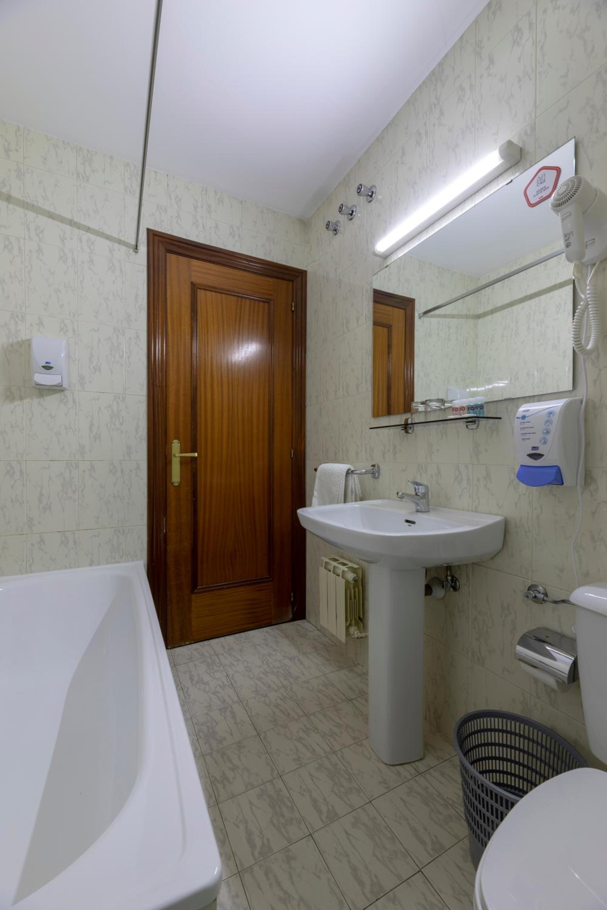 Double Room - Photo 8