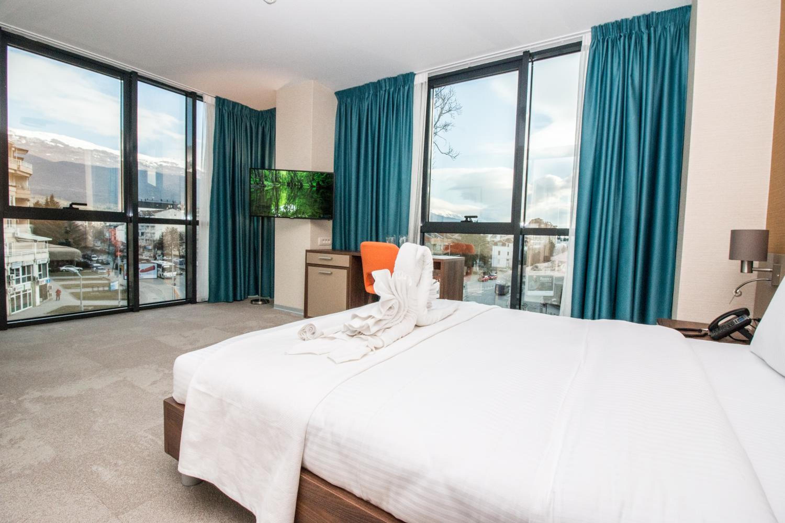 Large Double Room - Photo 2