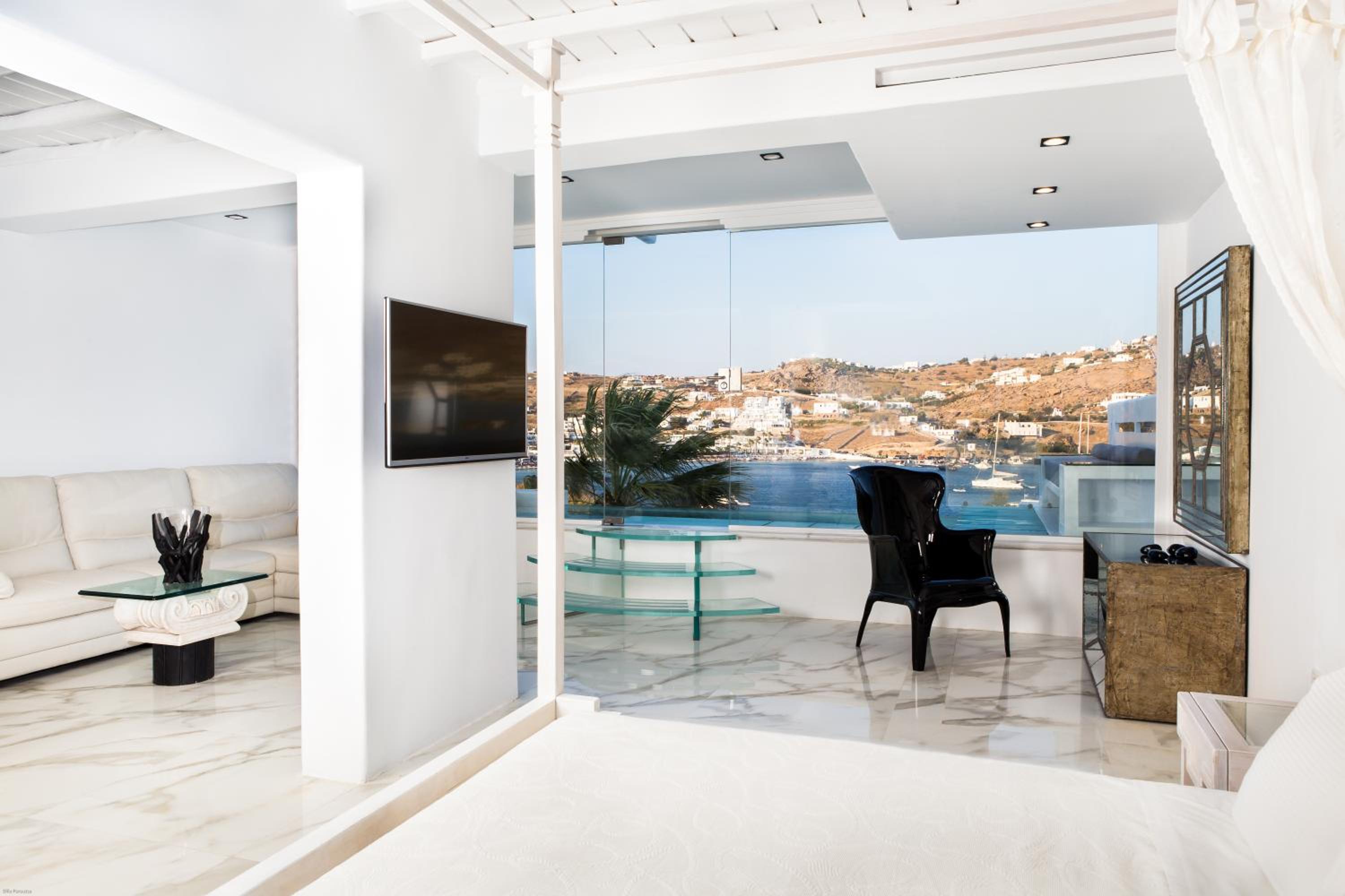 Suite with Private Pool - Signature 130 with Glass Pool  photo 3