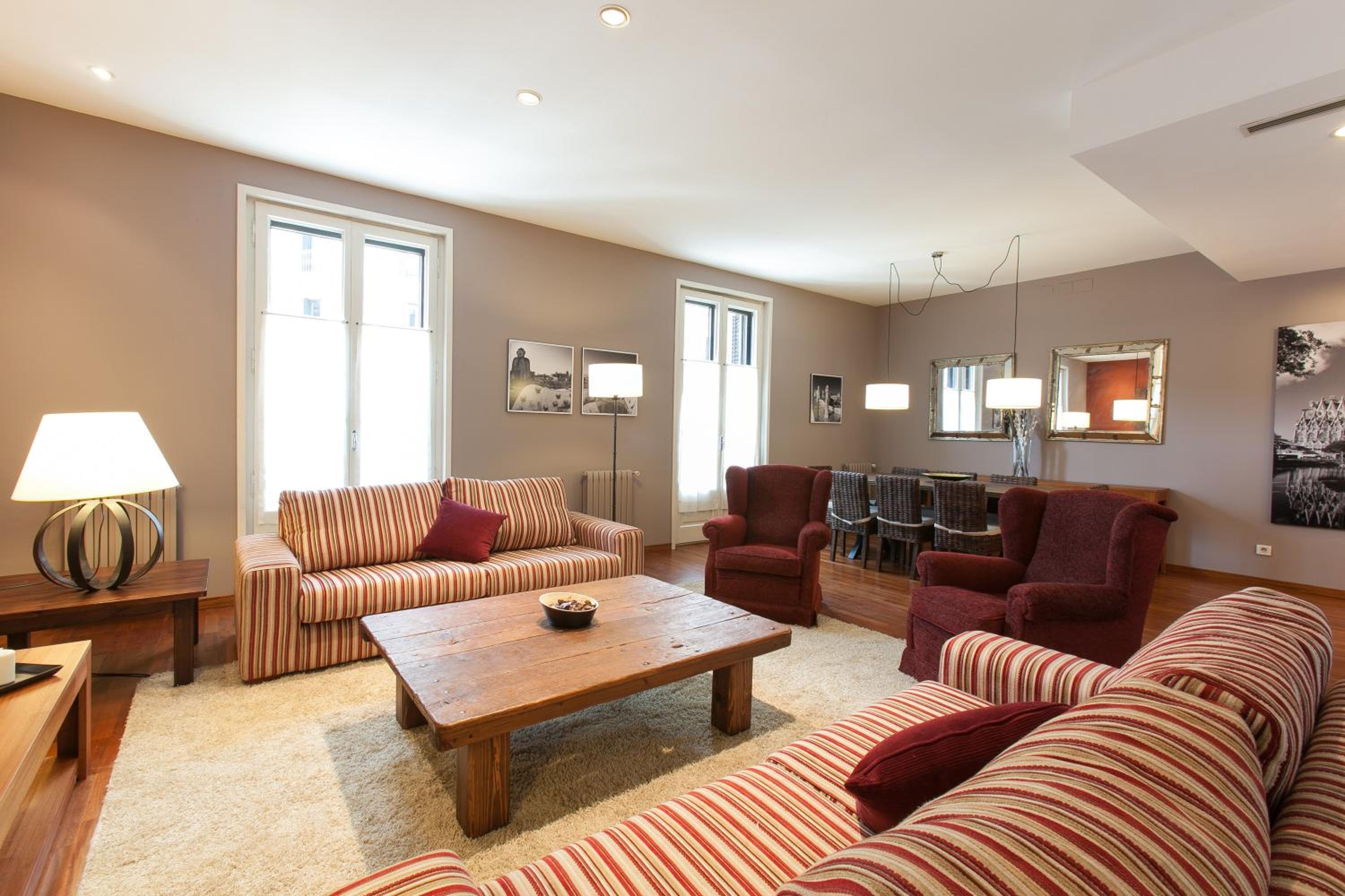 Apartamento de Cinco Habitaciones Deluxe - Ronda Universitat 17