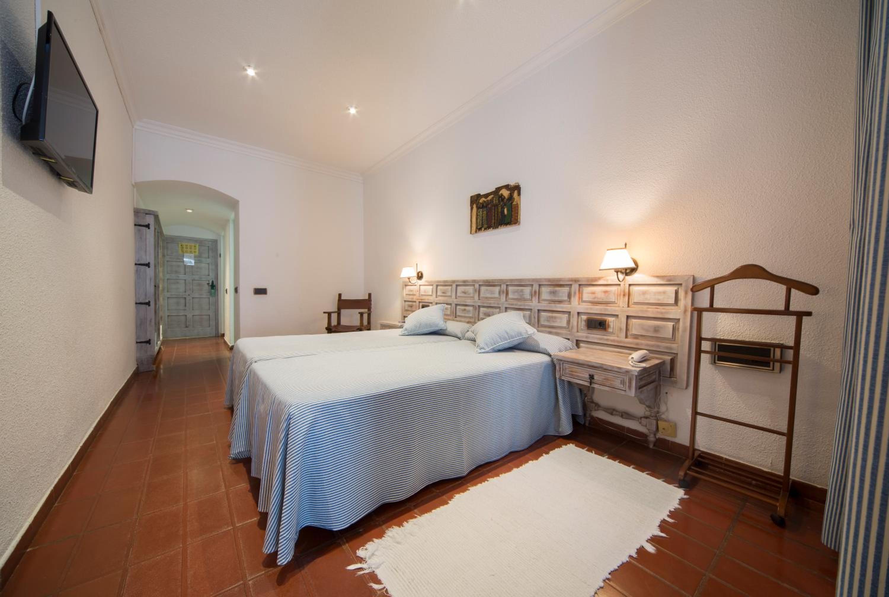 Twin Room With Mountain View (3 Adults) - Photo 30