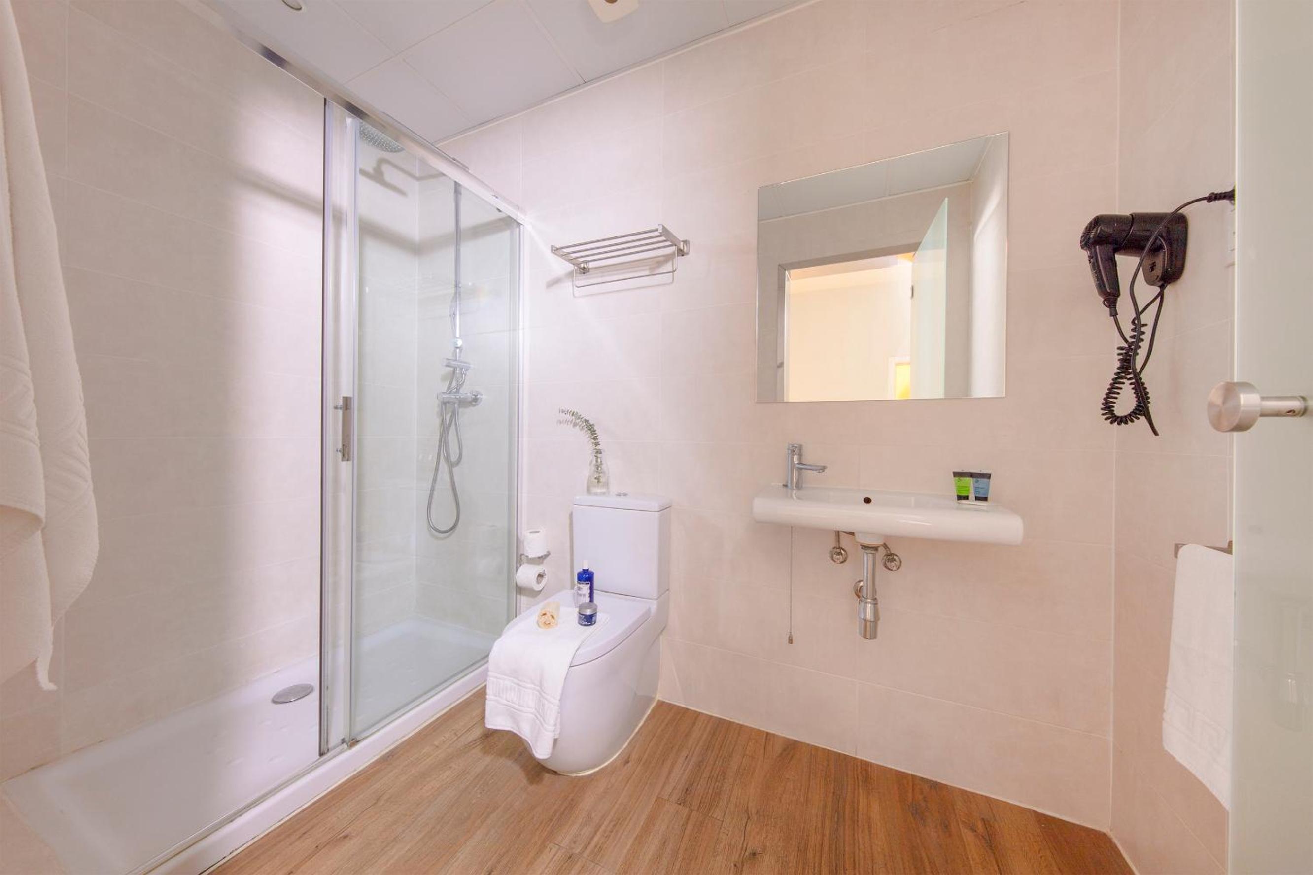 Twin Room with Balcony thumbnail 5