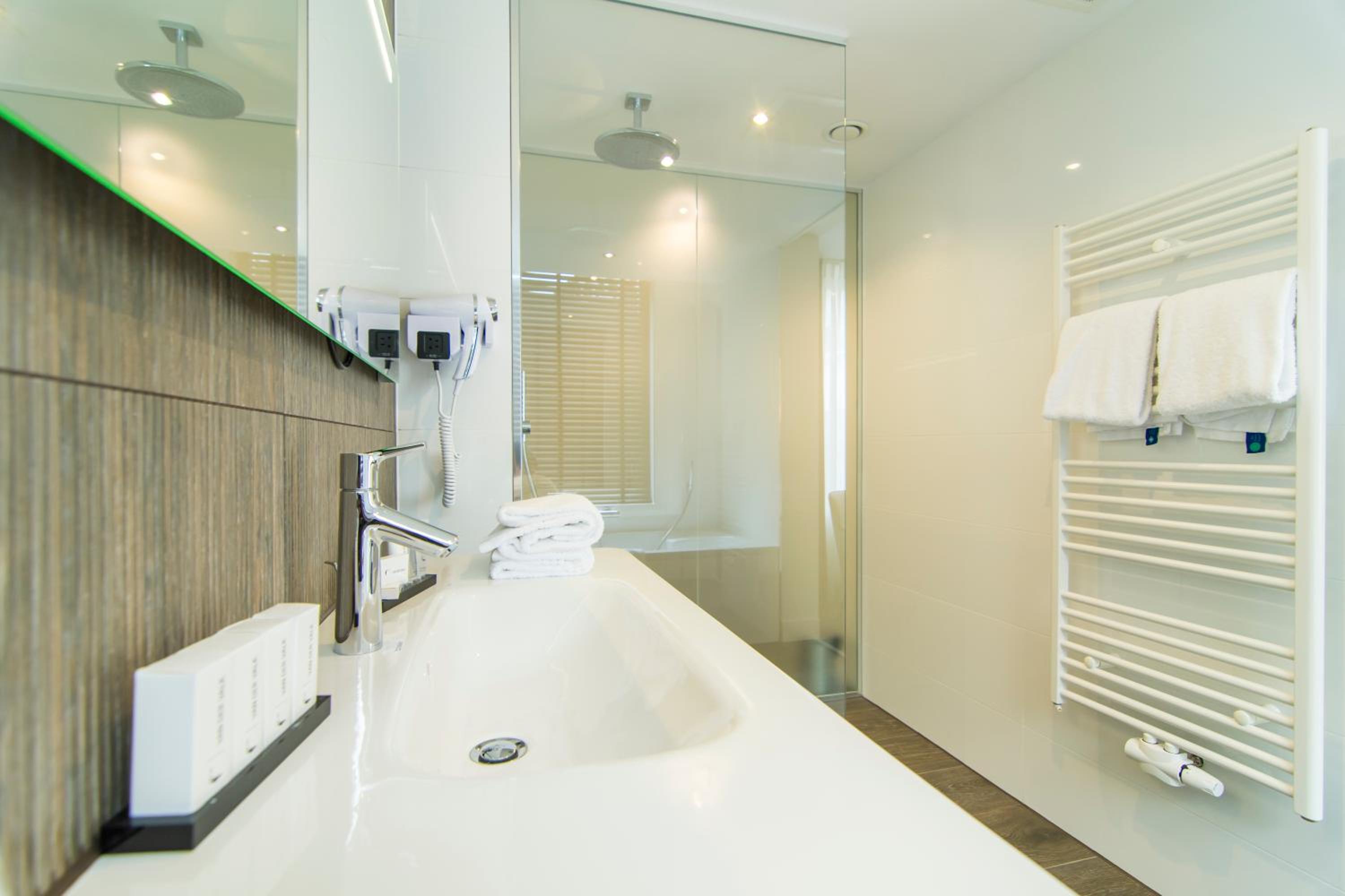 Double Room with Spa Bath photo 3