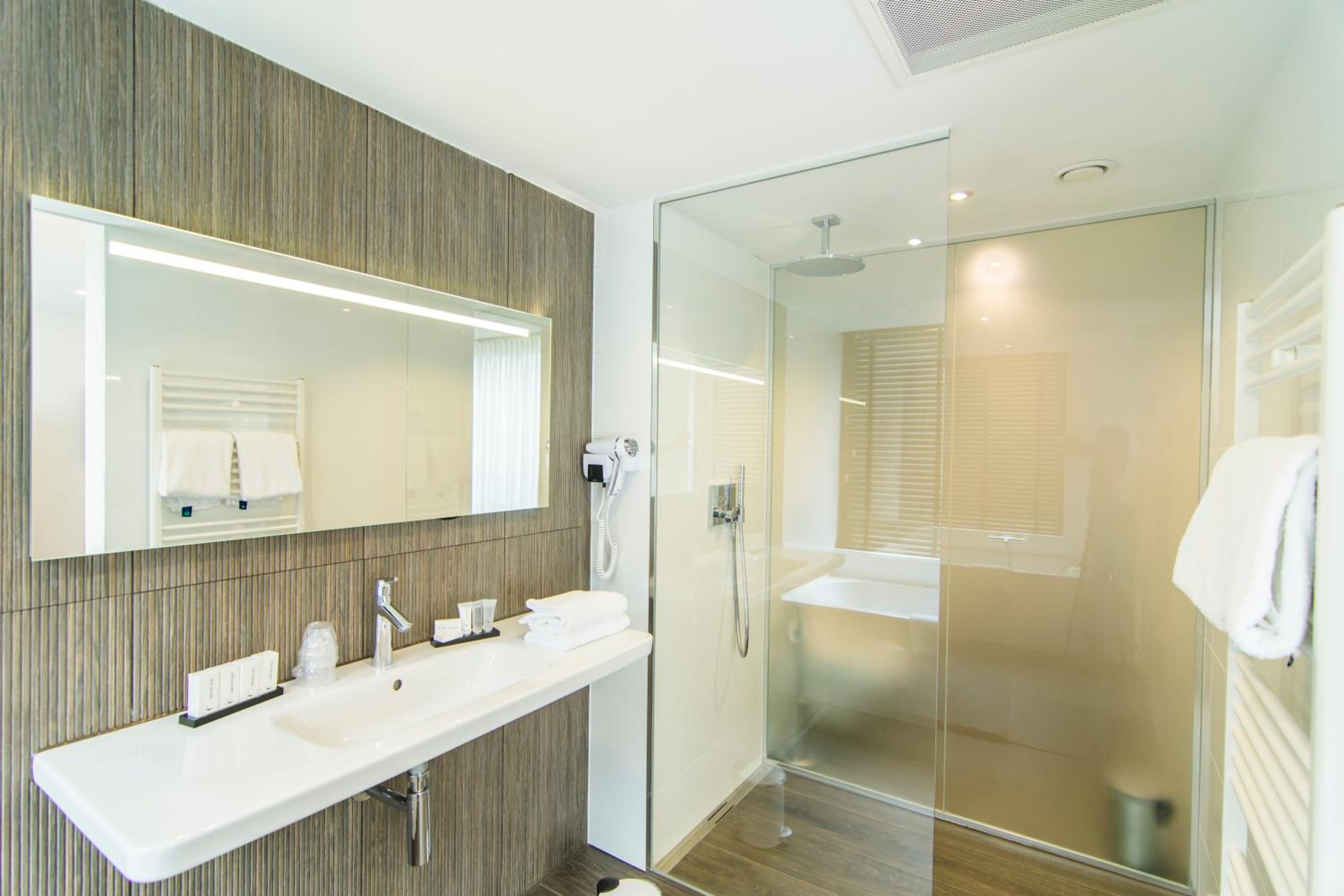 Double Room with Spa Bath photo 2