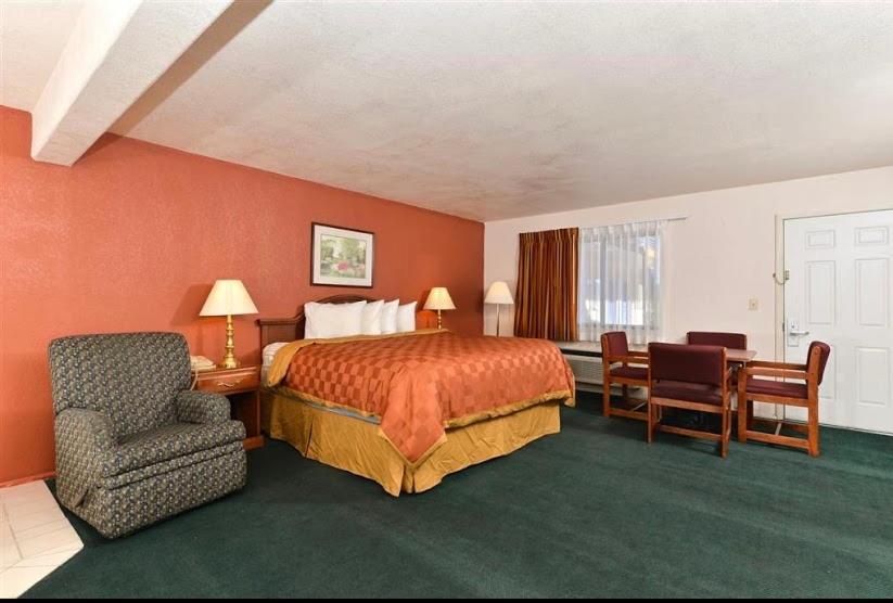 Queen Room with Two Queen Beds photo 2