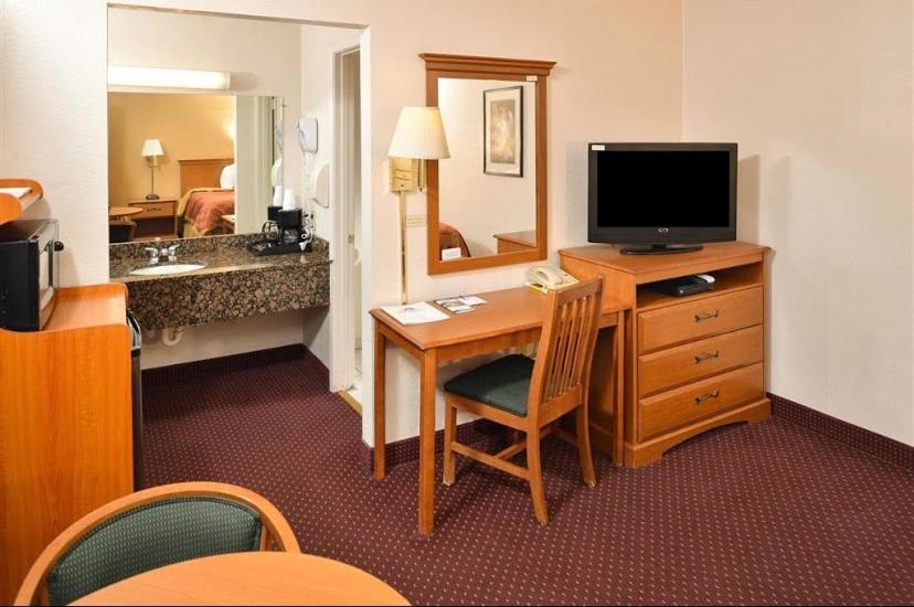 Queen Room with Two Queen Beds photo 3