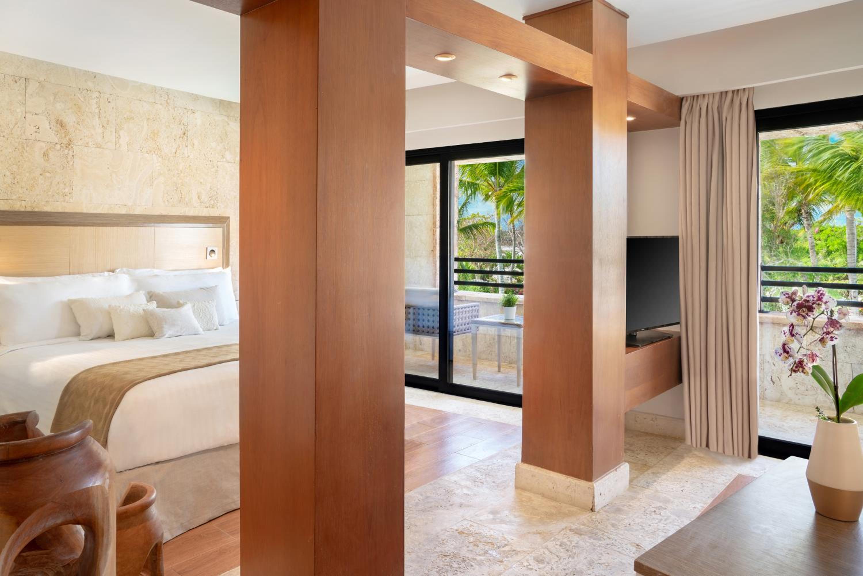 Castle, Junior Suite, 1 King, Garden view, Balcony