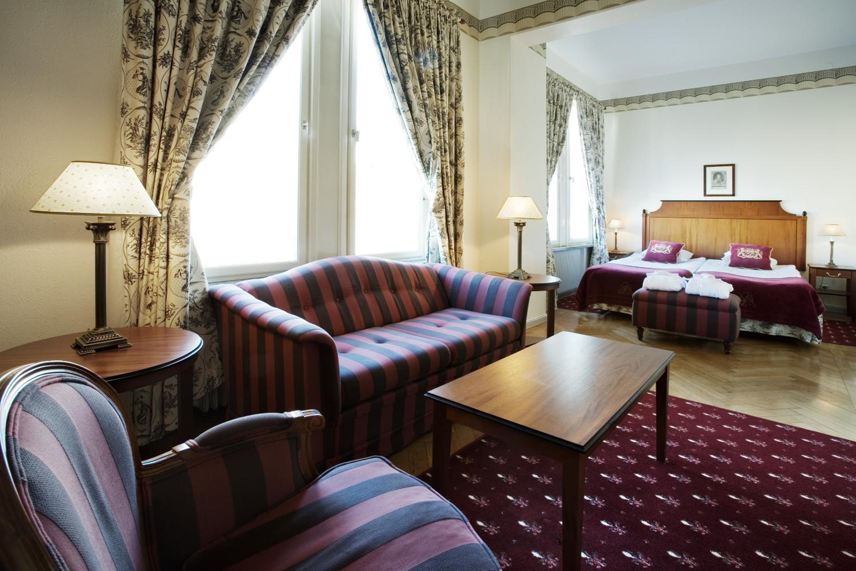 Deluxe Double Room thumbnail 6