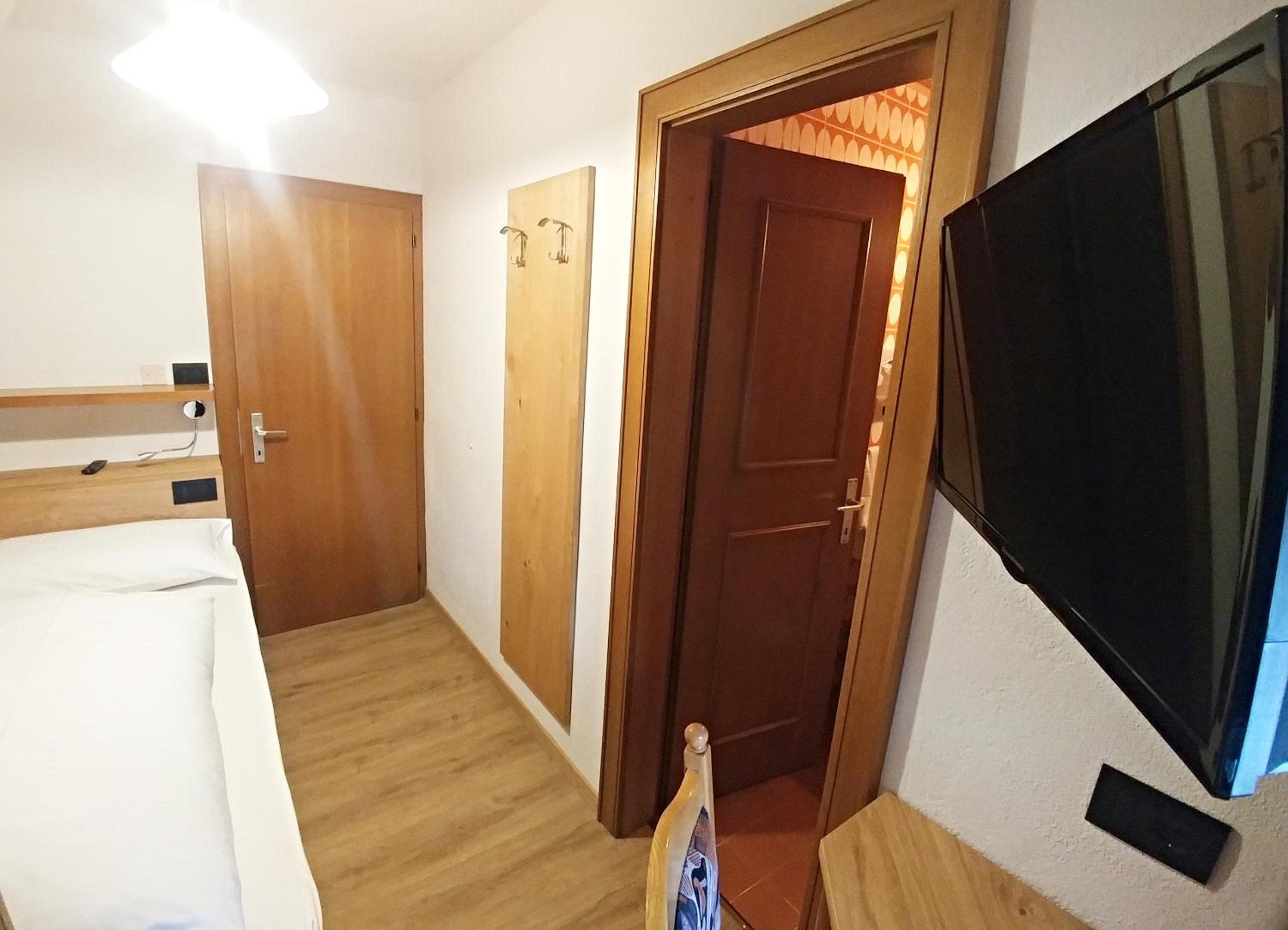 Small Single Room photo 2