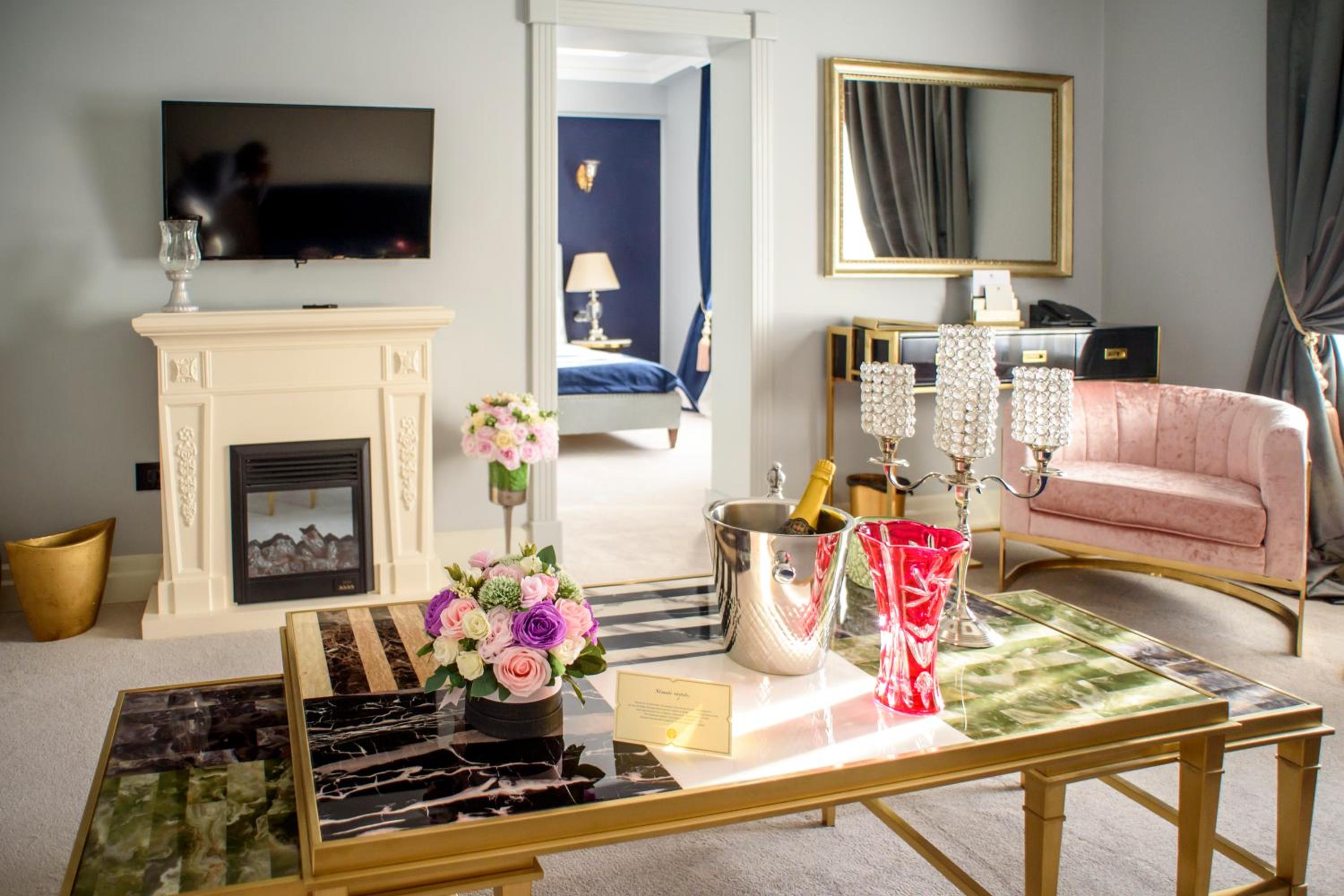 Executive Suite - Photo 23