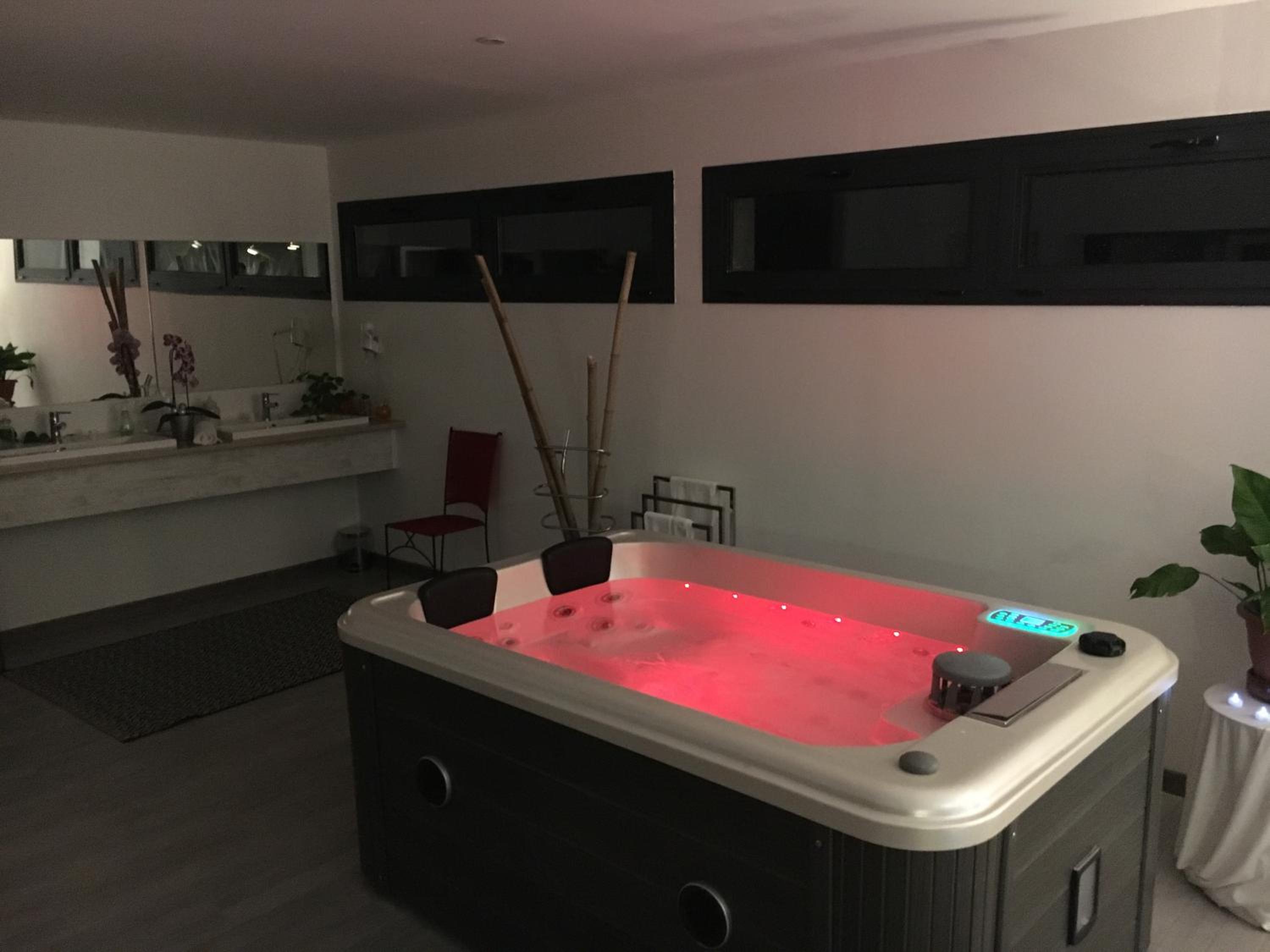 Suite - Photo 1