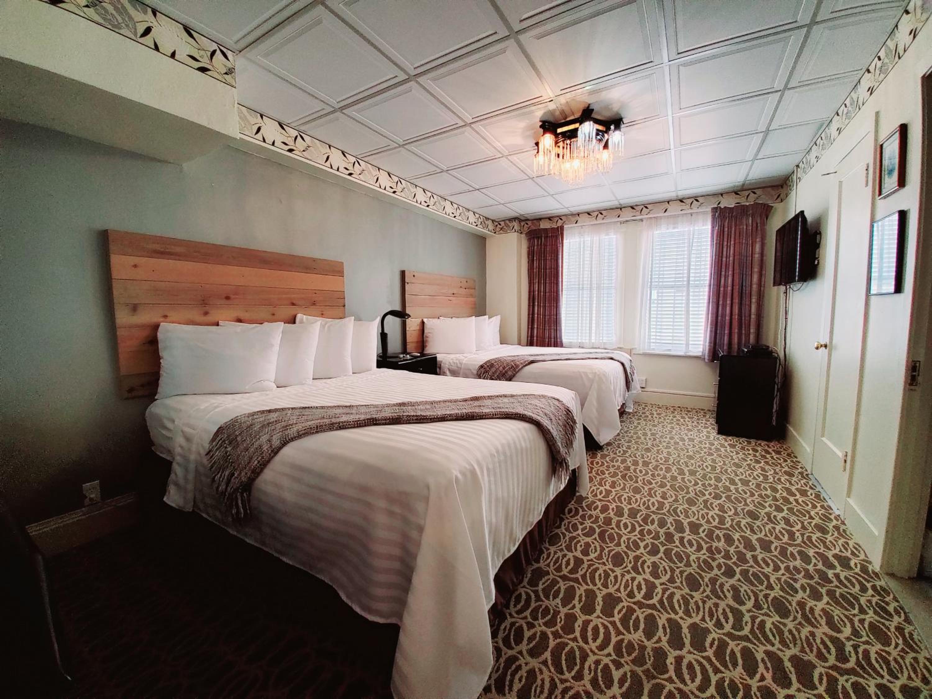 Deluxe Queen Suite - Photo 1