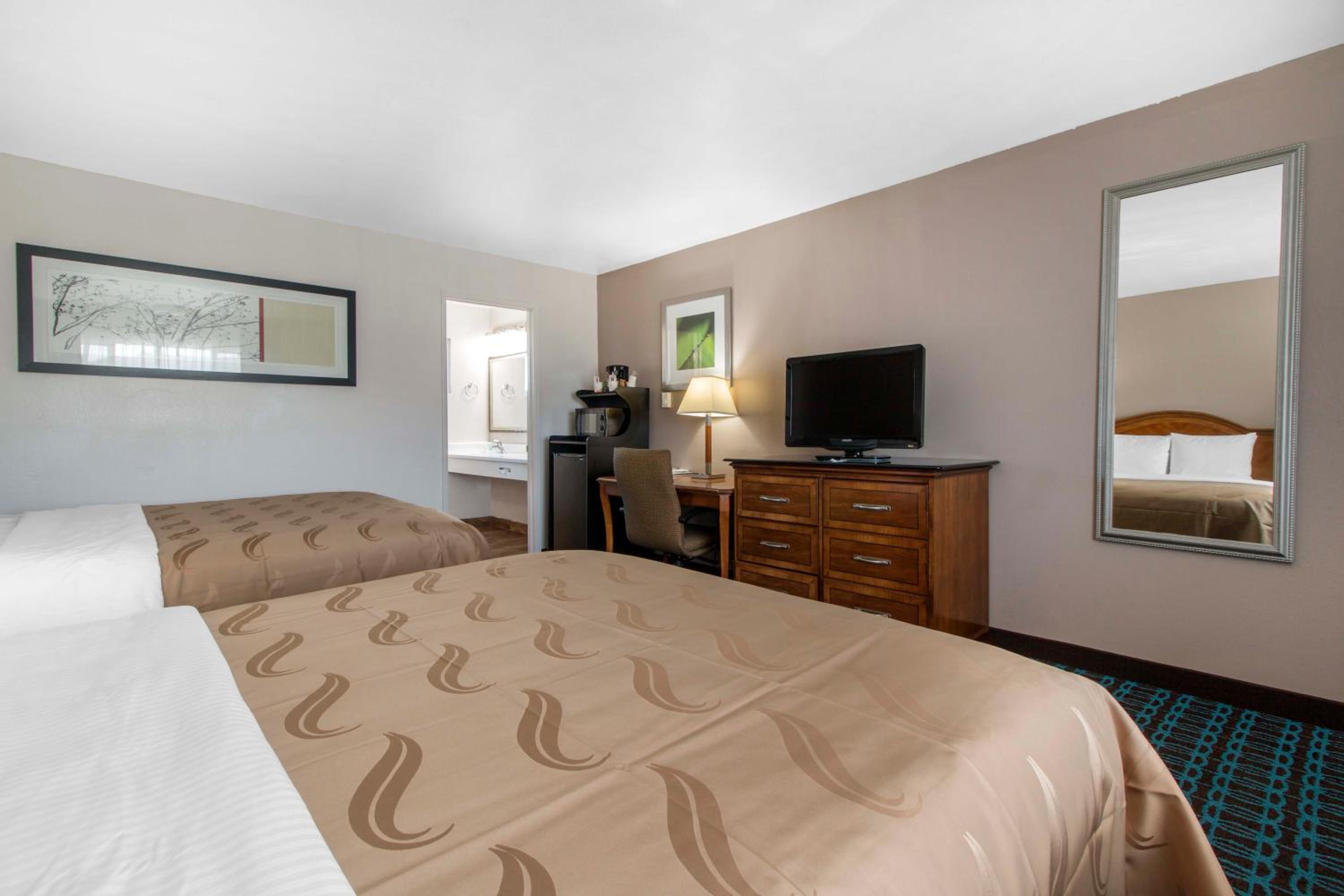 Queen Room With Two Queen Beds - Non-Smoking