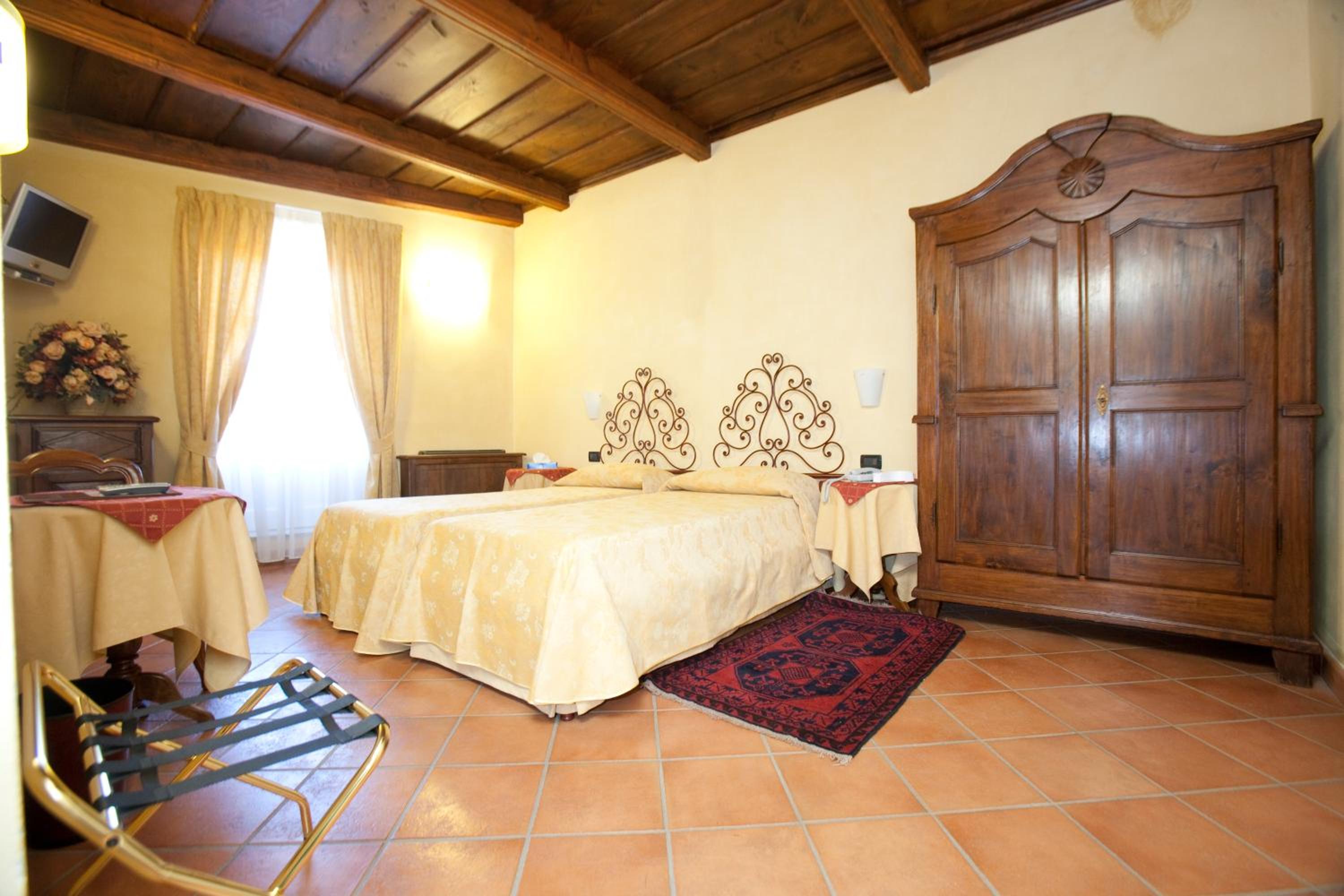 Twin Room - Photo 3