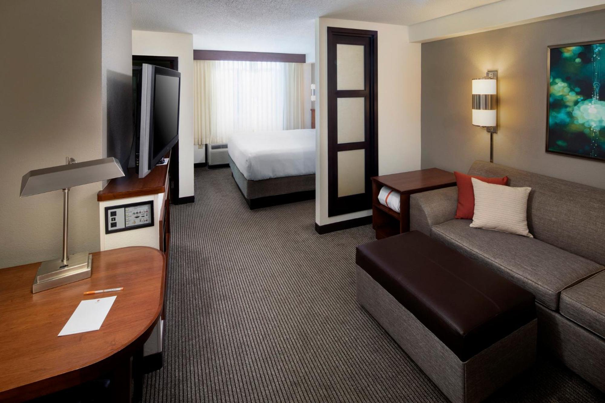 King Room with Sofa Bed - High Floor photo 3