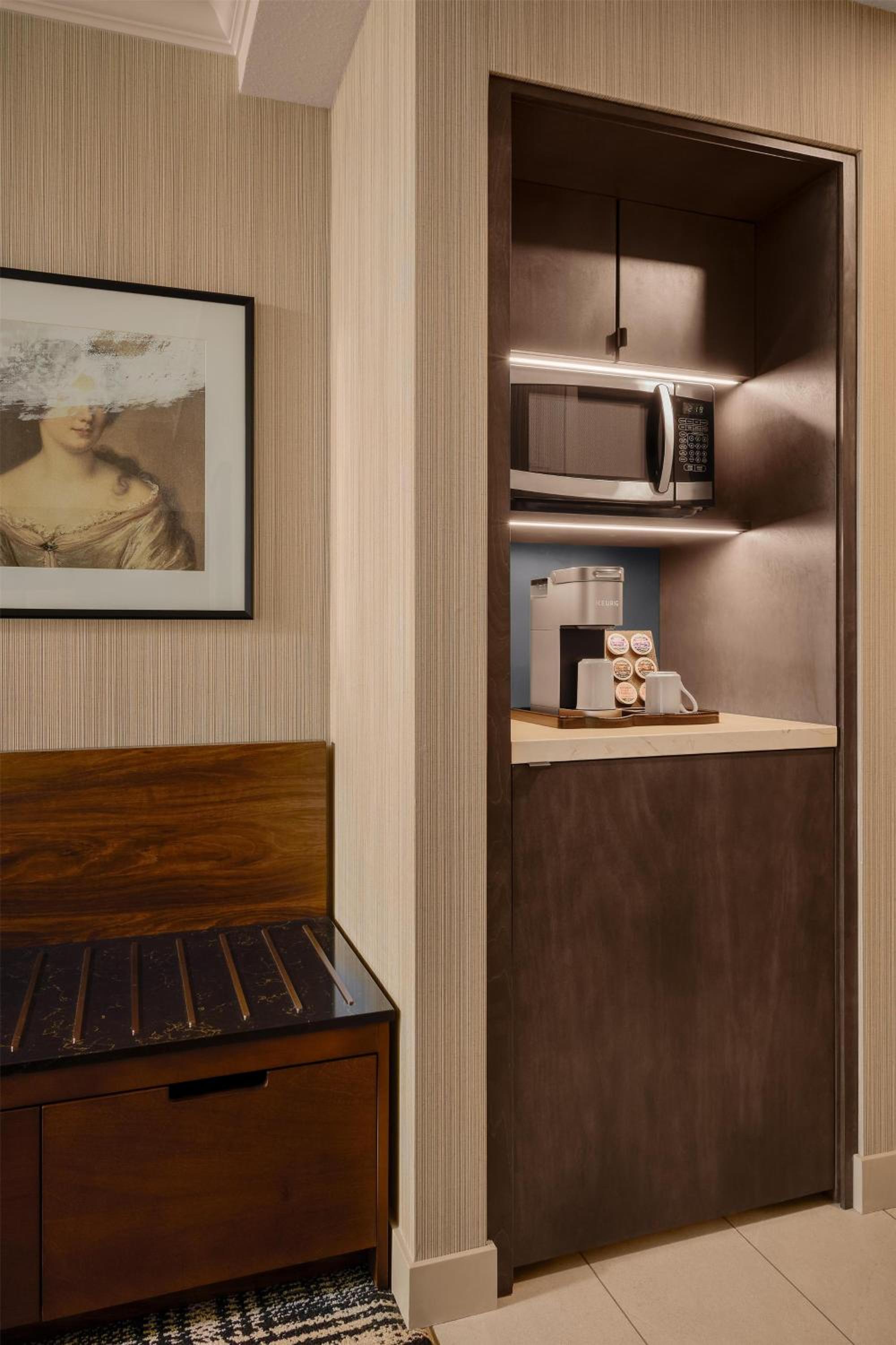 Queen Room with Two Queen Beds thumbnail 6