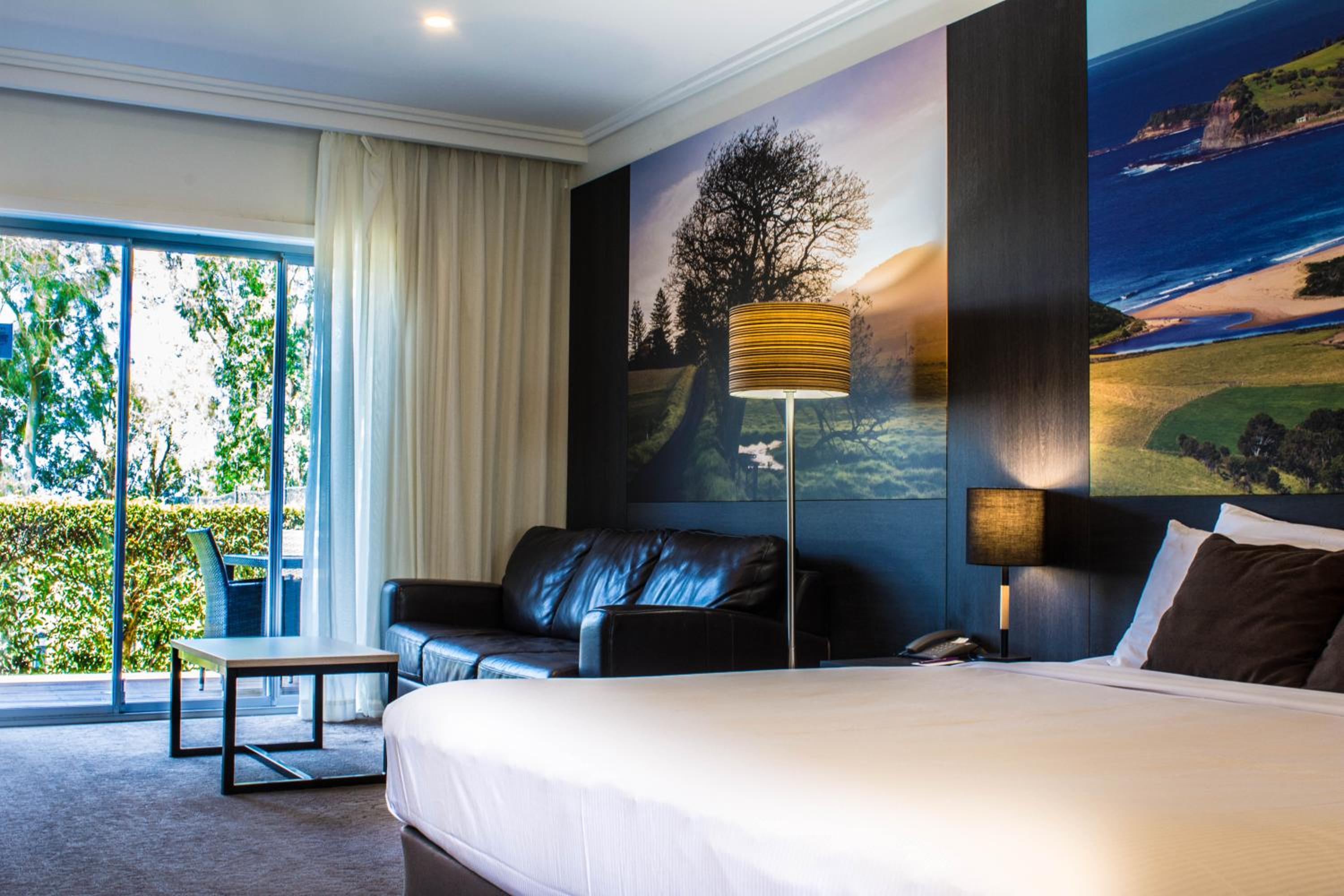 Superior King Room with Balcony - Photo 5