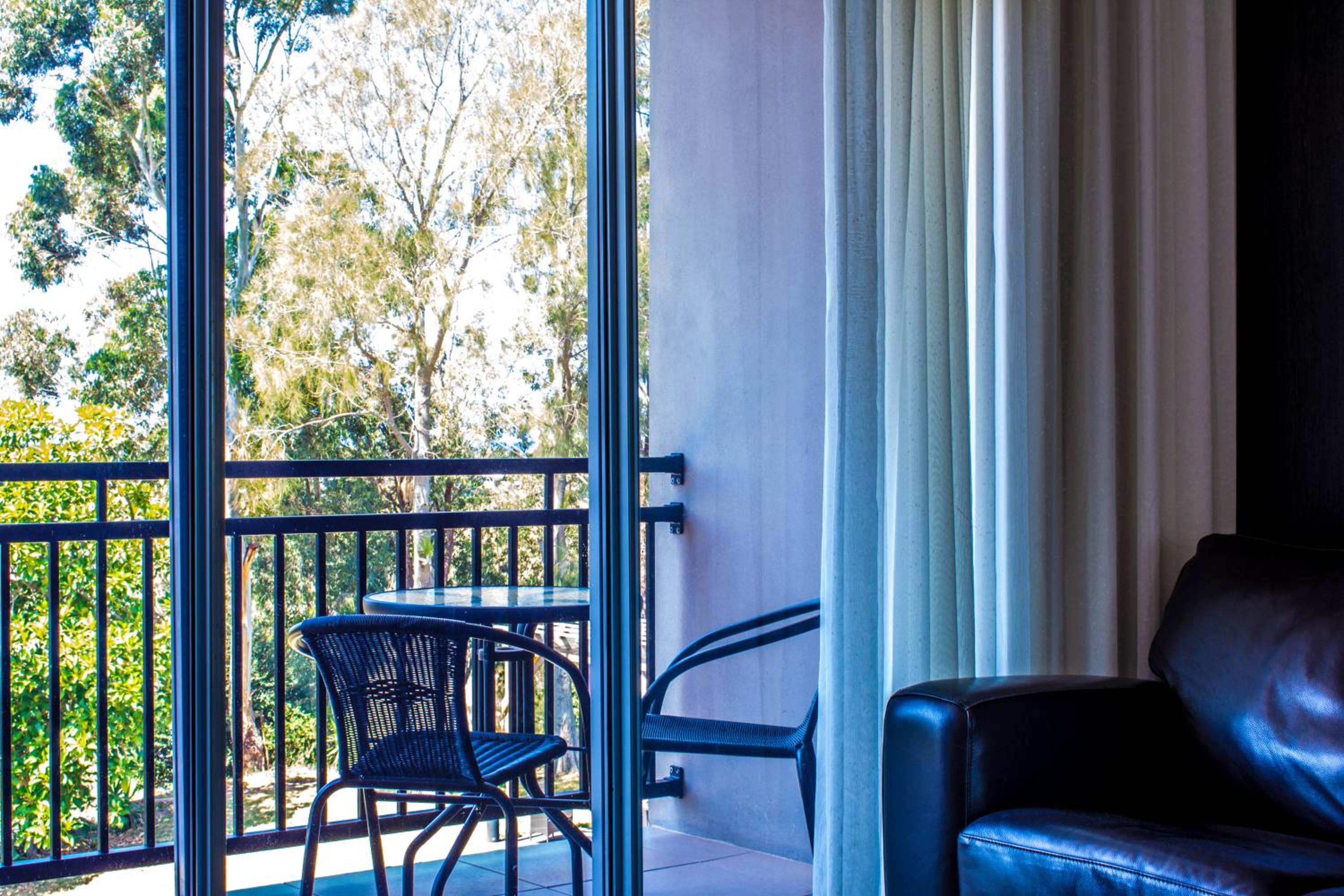 Superior King Room with Balcony - Photo 4