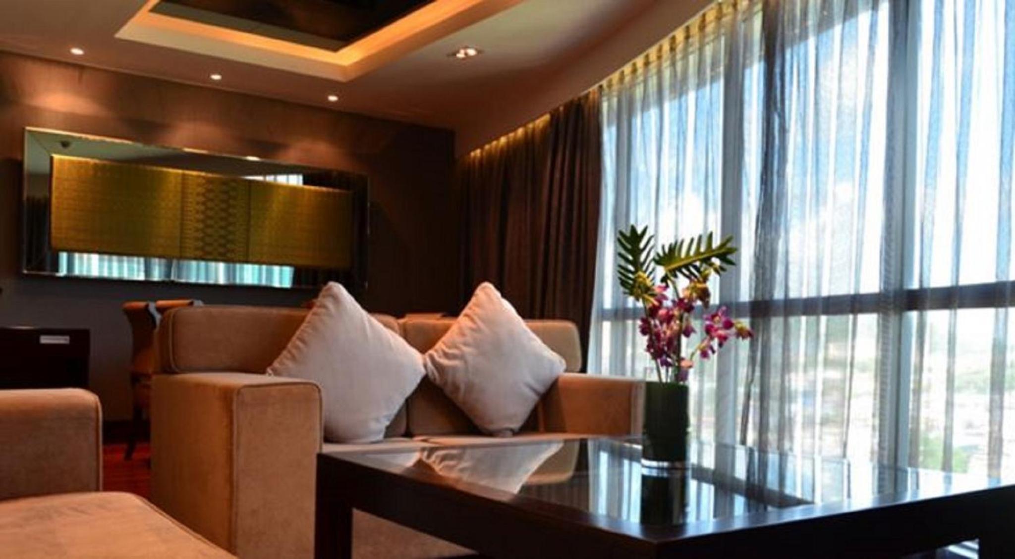 Executive Suite - Photo 3