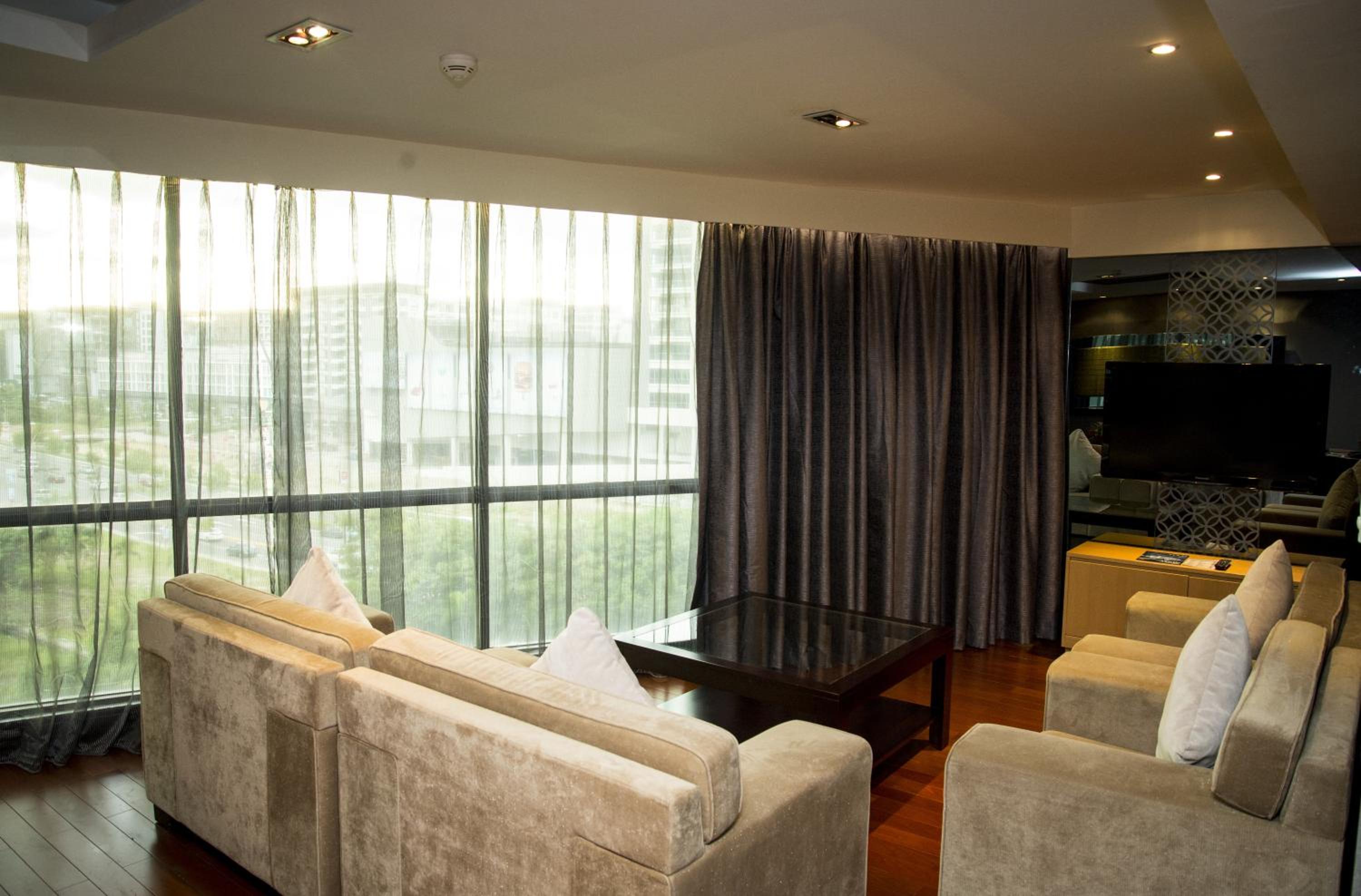 Executive Suite - Photo 2