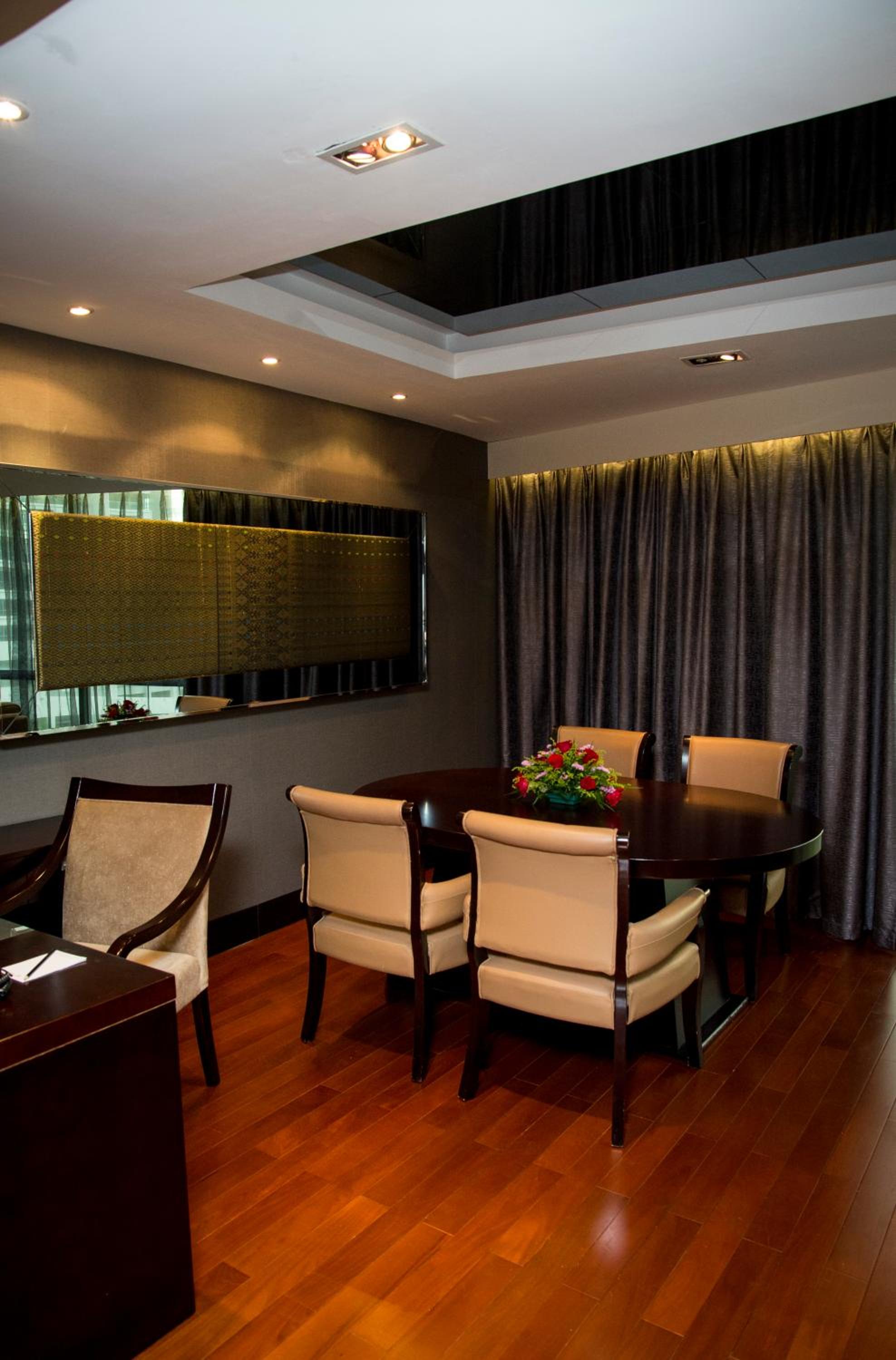 Executive Suite - Photo 1