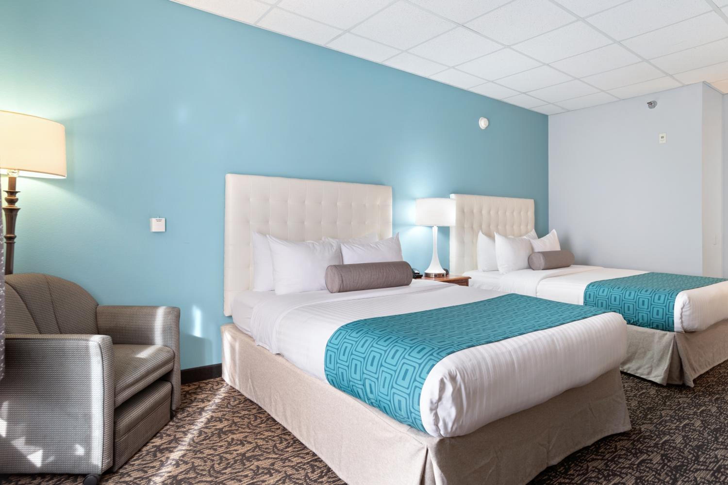 Queen Room with Two Queen Beds - Non-Smoking - Photo 3