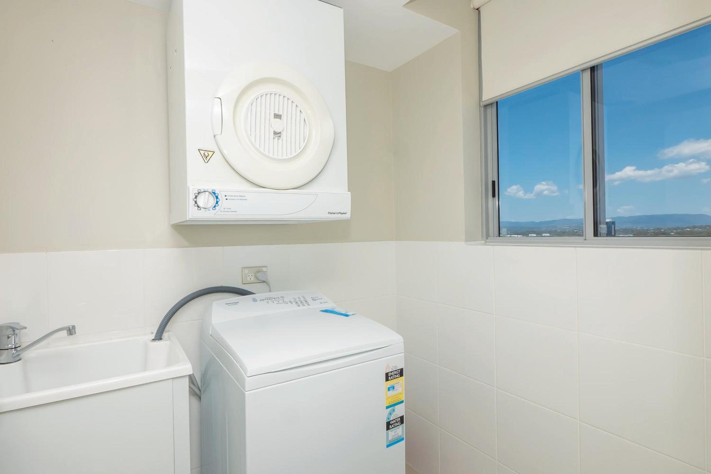 Two-Bedroom Apartment with One Bathroom - Photo 3