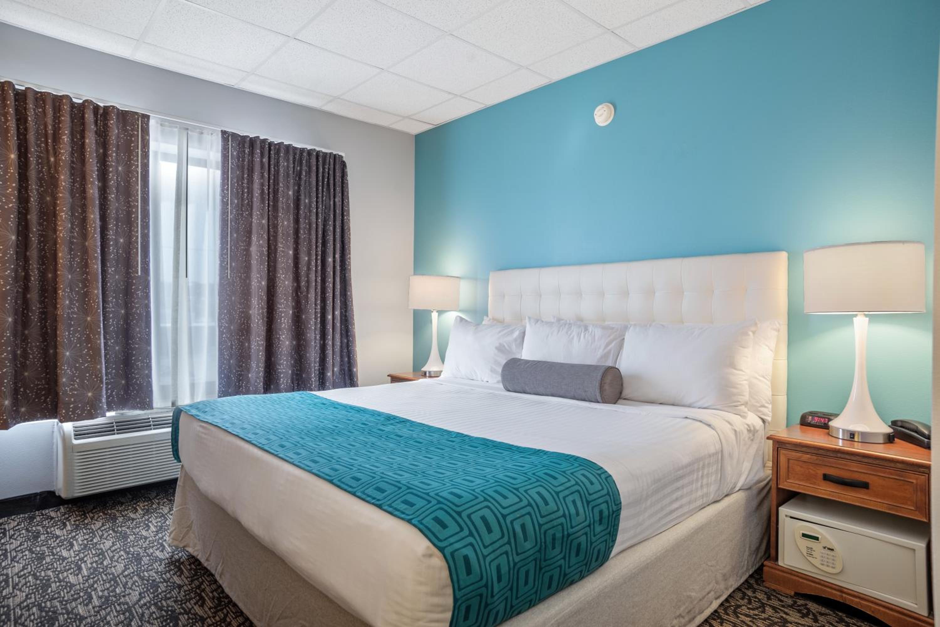 One-Bedroom King Suite - Non-Smoking - Photo 2